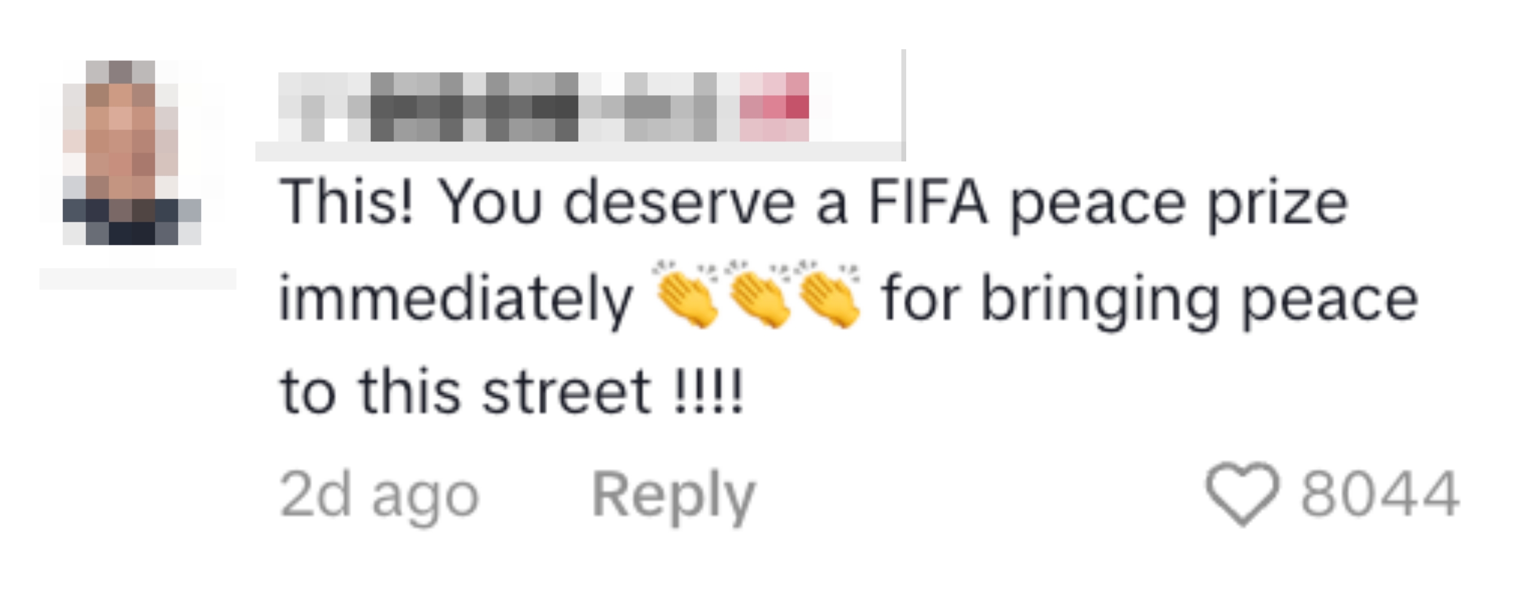 Kommenter som berømmer noen for å bringe fred til en gate, antyder at de fortjener en FIFA-fredspris, med klappende emojier