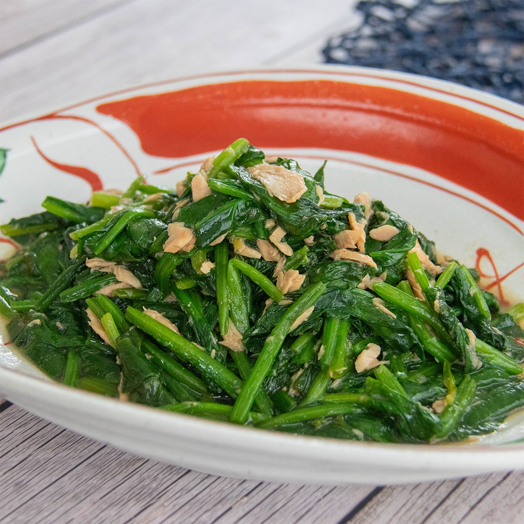 ほうれん草とツナの炒め物が皿に盛られている。