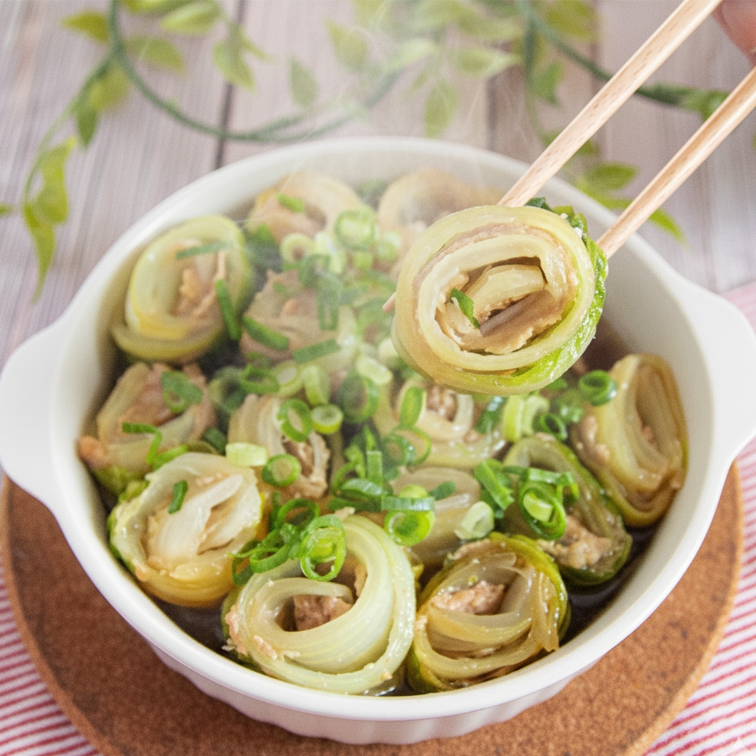 白菜にひき肉をのせて電子レンジで加熱した、白菜とひき肉のレンジロール。