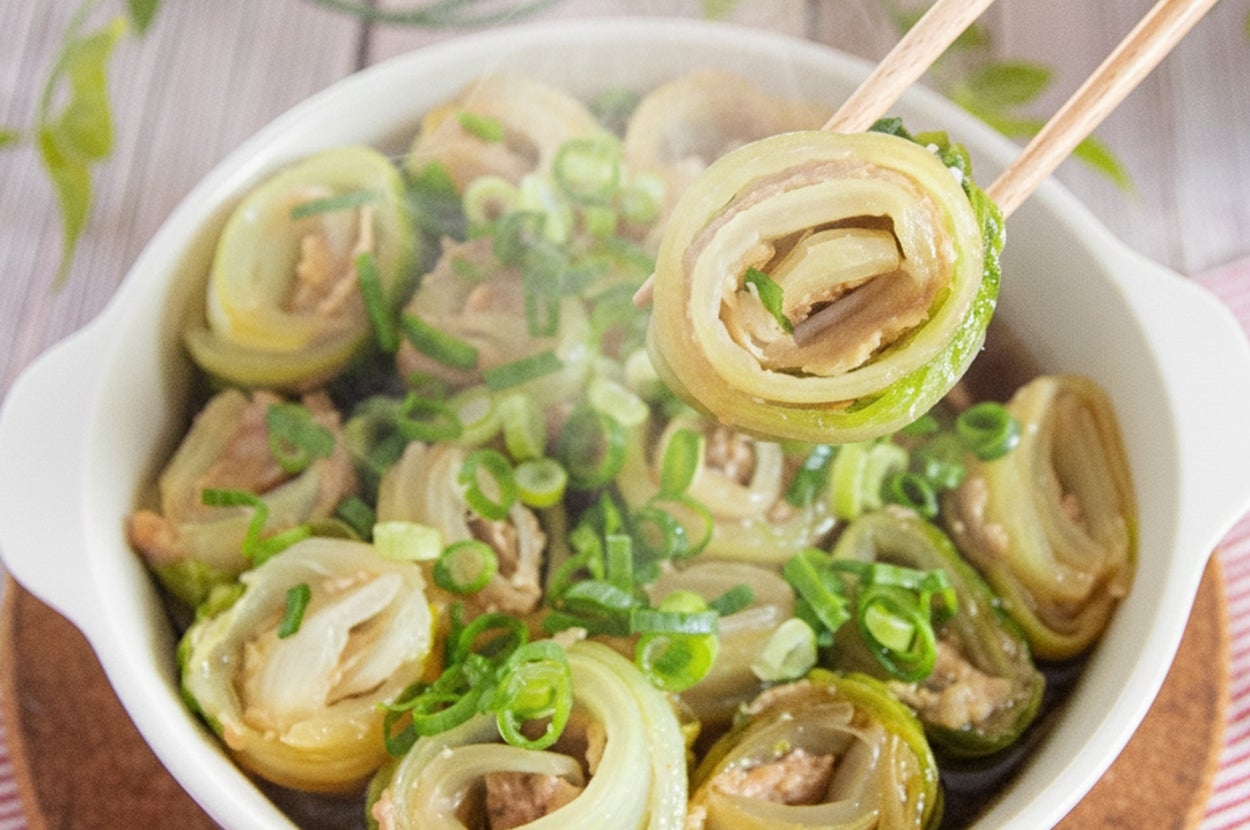 白菜にひき肉をのせて電子レンジで加熱した、白菜とひき肉のレンジロール。