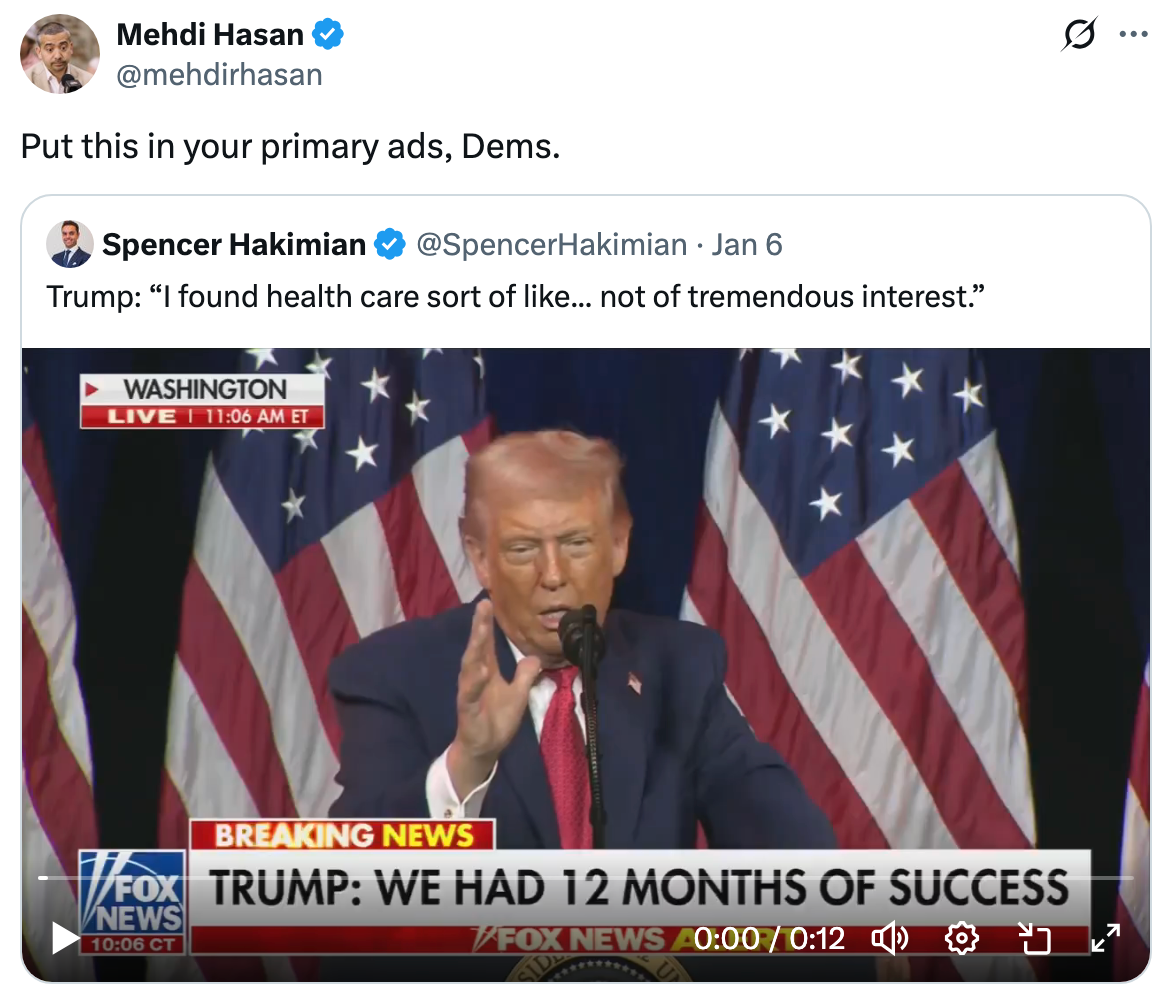 Skjermbilde av en tweet av Mehdi Hasan som viser Donald Trump som snakker på et podium med en nyhetsticker som leser, 