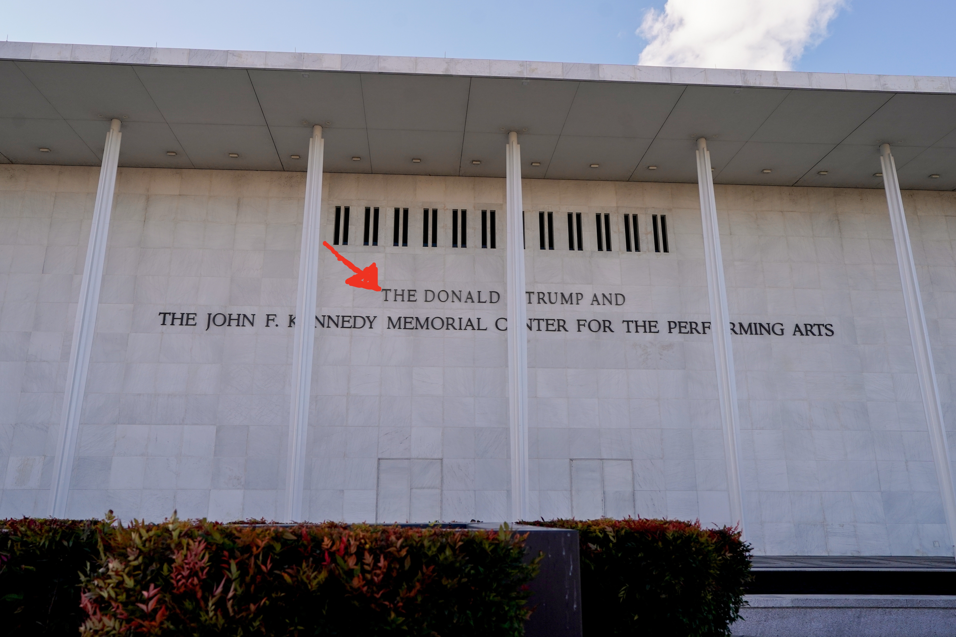 Forfra av John F. Kennedy Center for Performing Arts-bygningen utvendig, med navnet vist