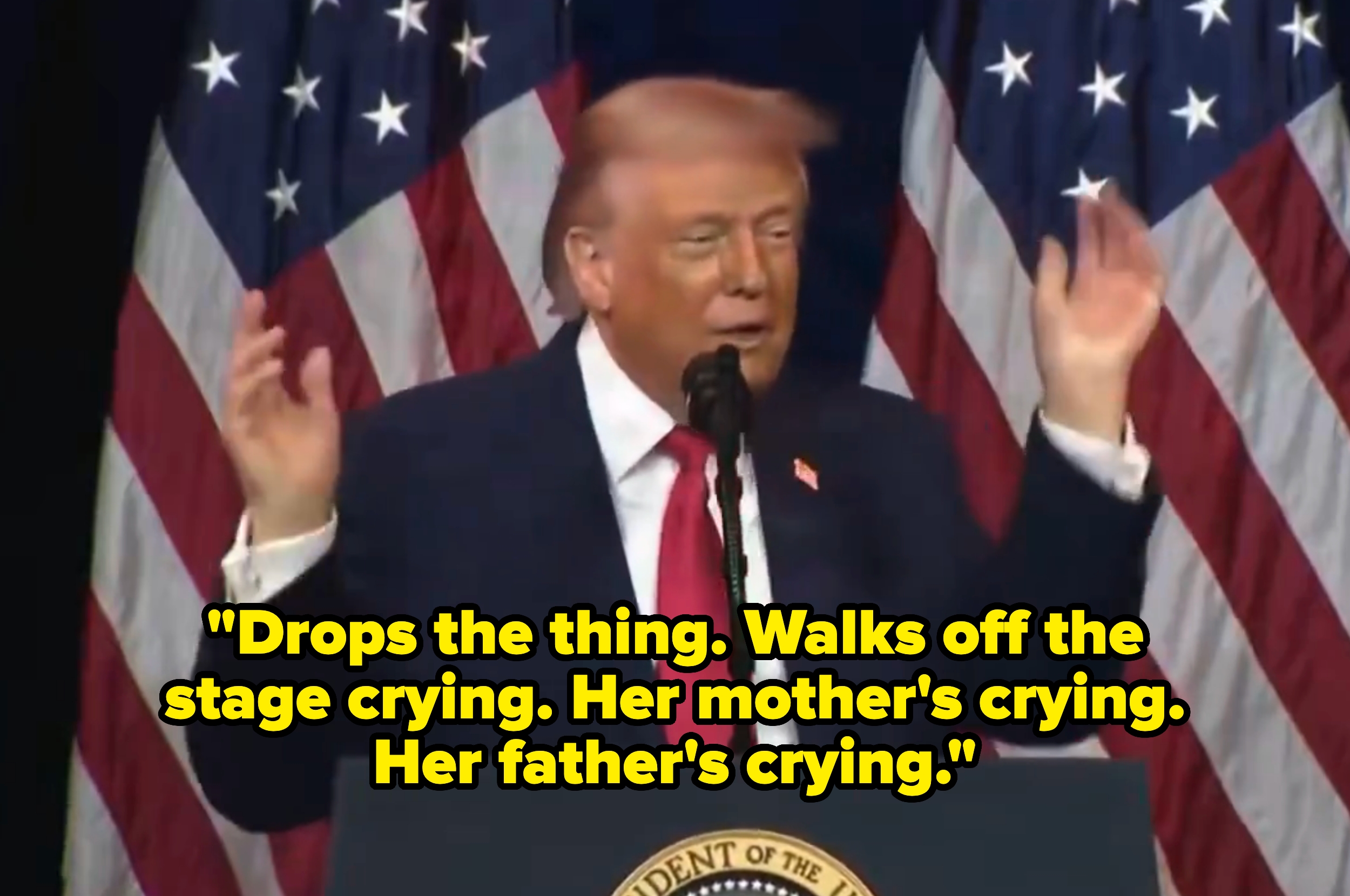 En mann i dress snakker ved et podium, gestikulerer med løftede hender, med amerikanske flagg i bakgrunnen. Gul tekst over bildet inkluderer et sitat