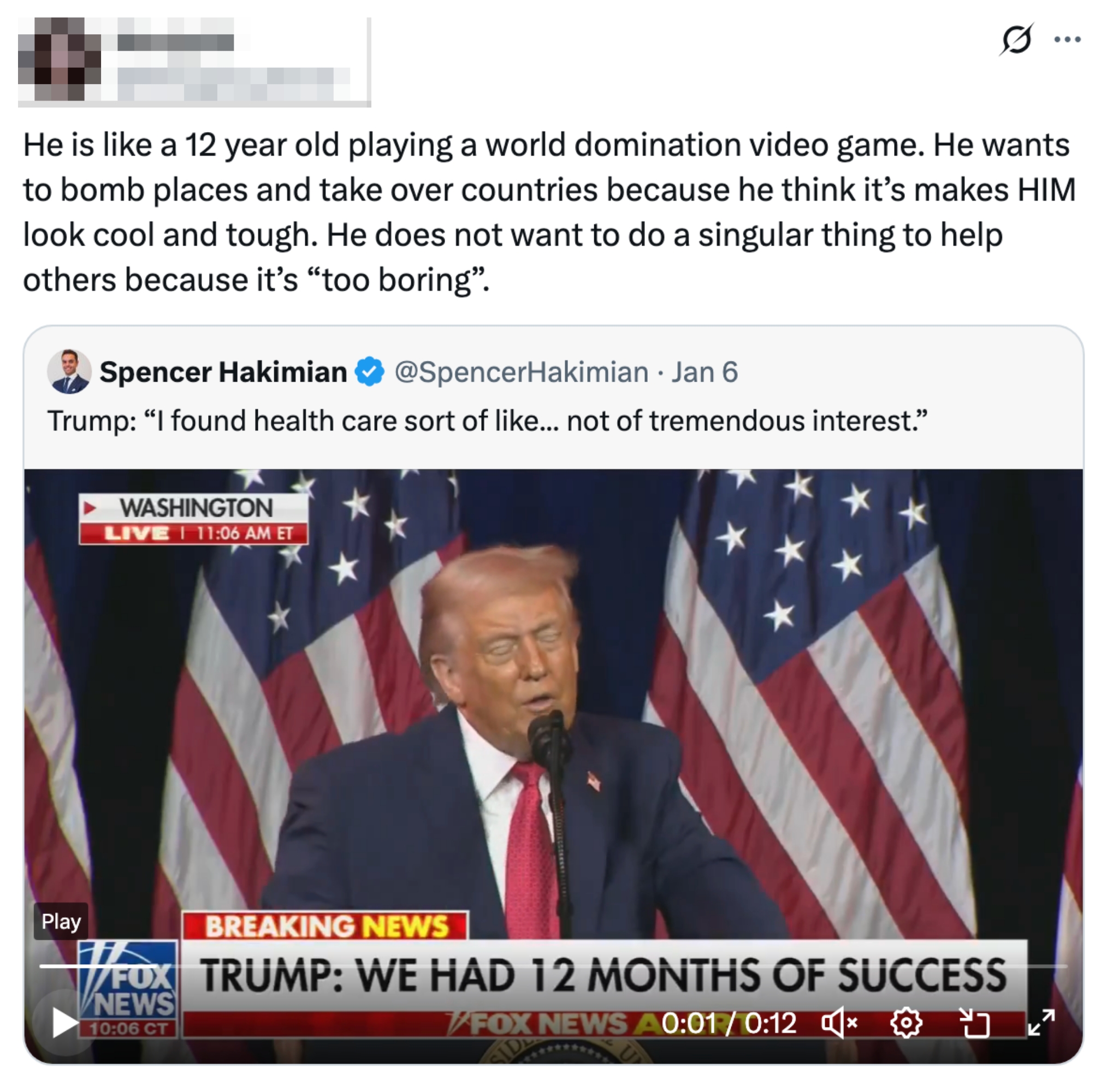 Skjermbilde av en tweet med lagt til kommentar som sammenligner en politiker med en tenåring som spiller et videospill, etterfulgt av en videostillbilde av politikeren som snakker på et podium