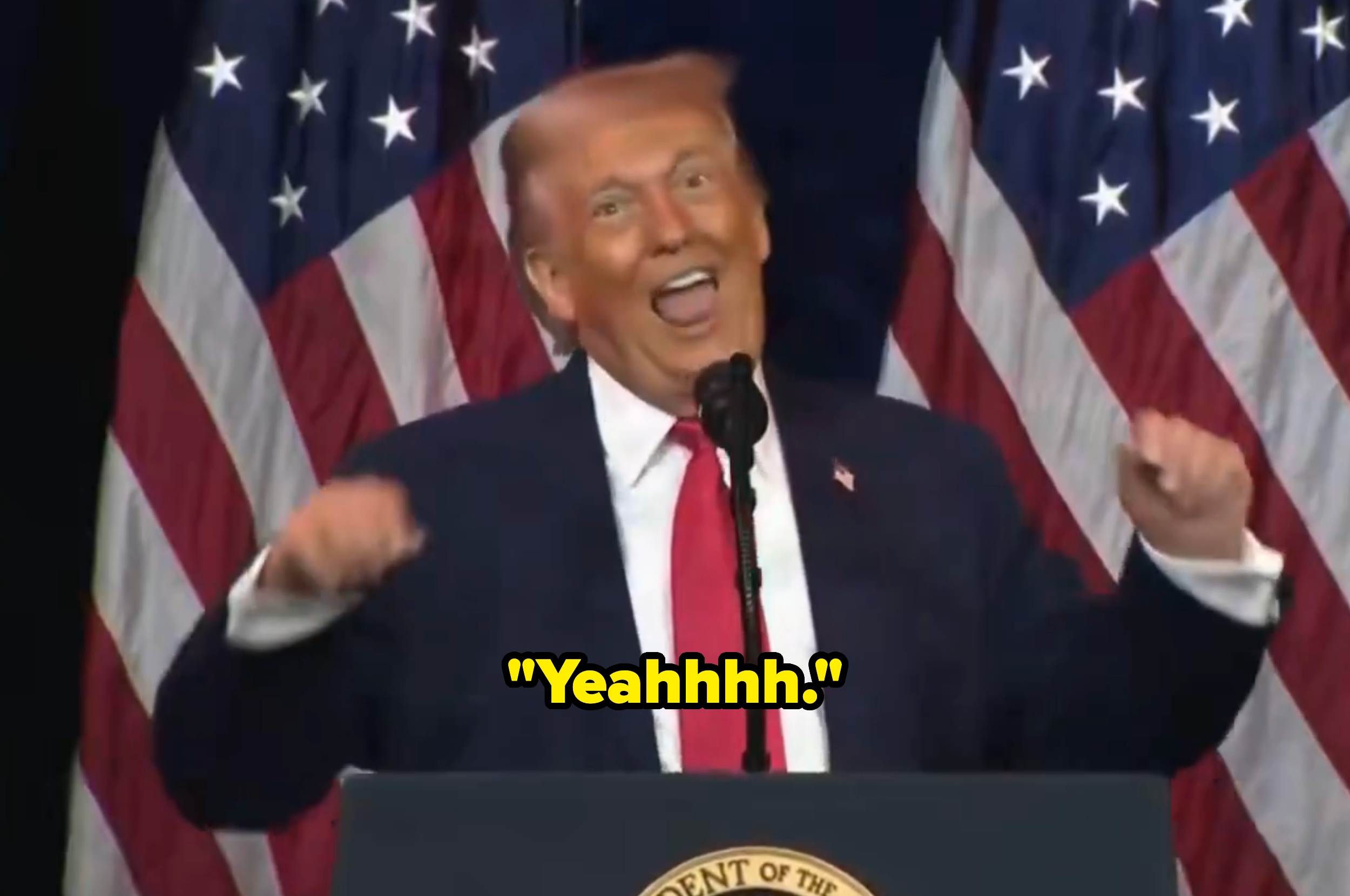 En person ved et podium gestikulerer animert, med amerikanske flagg i bakgrunnen. Tekstoverlegget sier 