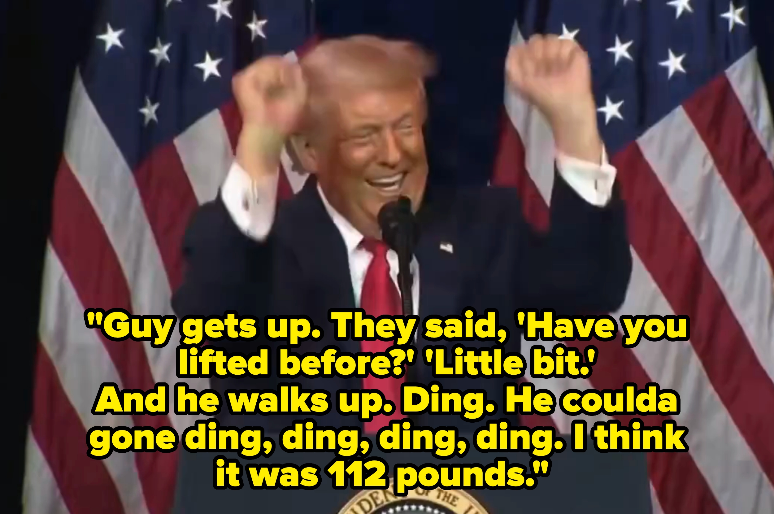 En person på et podium med løftede armer, tekst overlagt: 