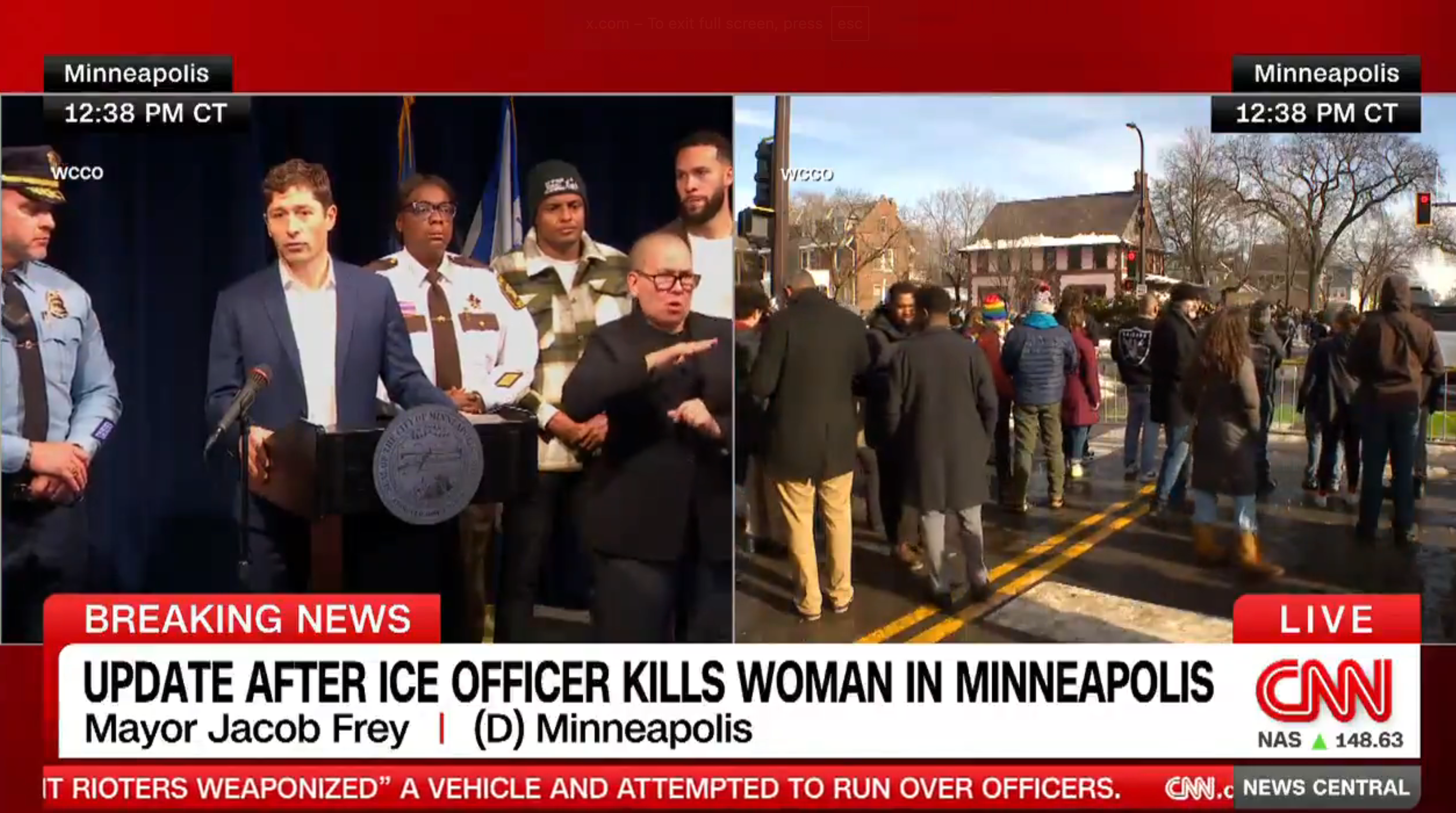 Delt bilde: Til venstre taler Minneapolis-ordfører Jacob Frey på en pressekonferanse. Til høyre er en folkemengde samlet på en gate i Minneapolis