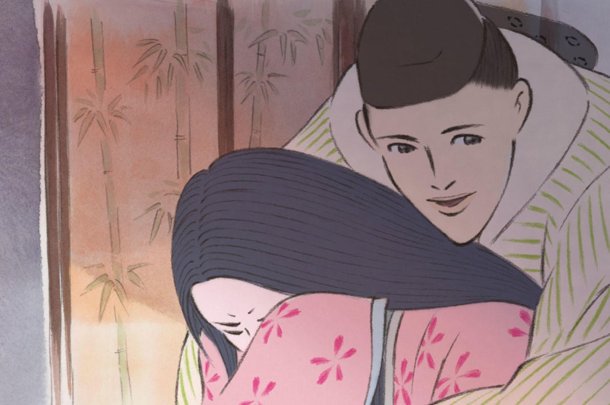 かぐや姫に背後から抱きつく御門（スタジオジブリ公式サイトより）