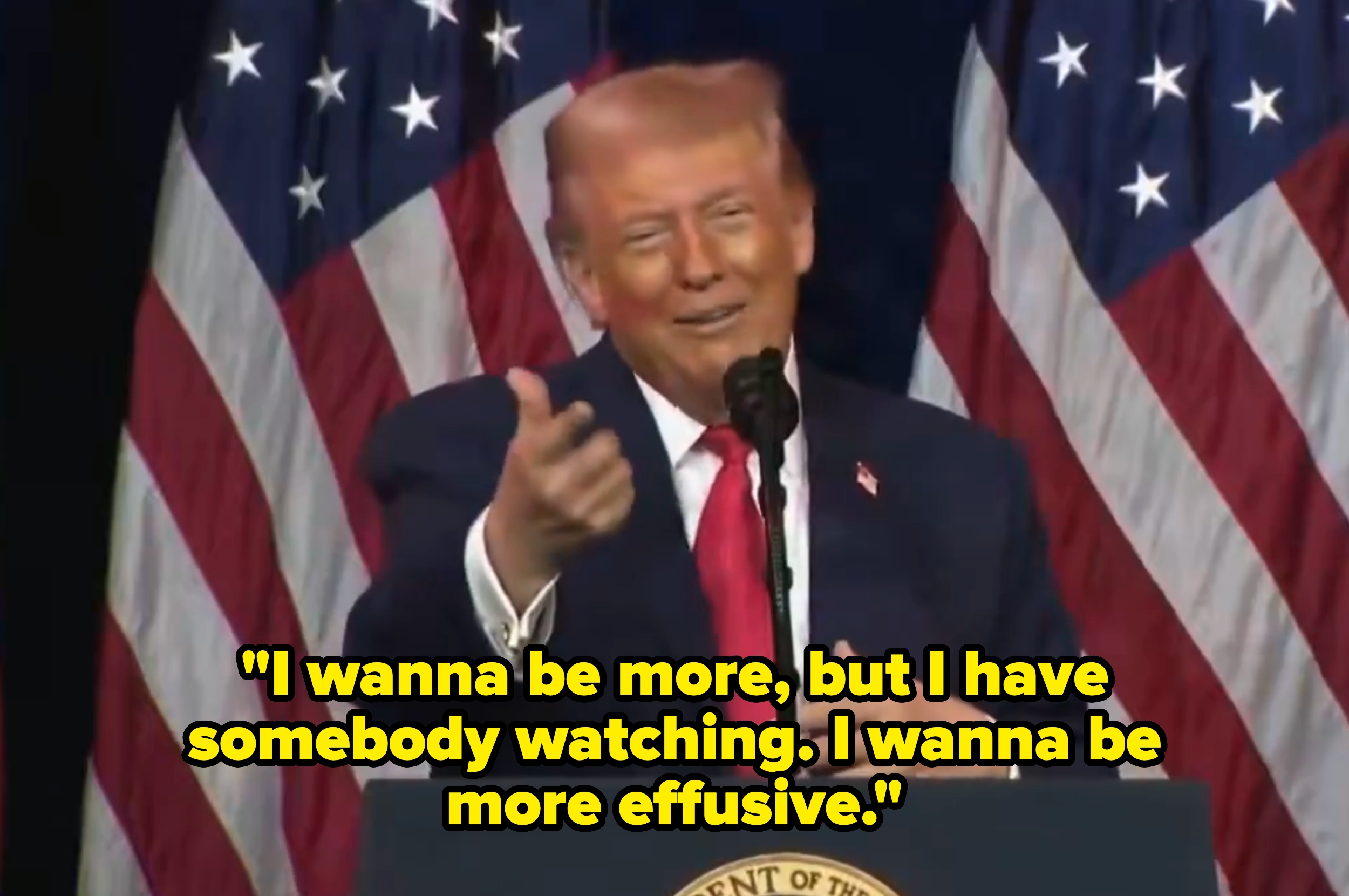 Person som snakker på et podium med flagg bak seg. Teksten på bildet lyder: 