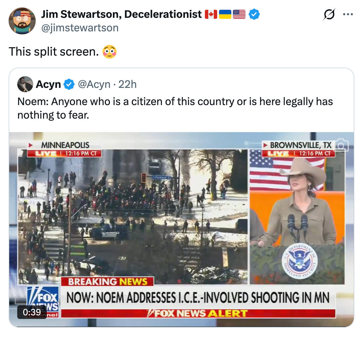Tweet viser en delt skjerm: folk på gaten i Minneapolis følger ICE-skytingen og Krist Noem snakker. Teksten sier 