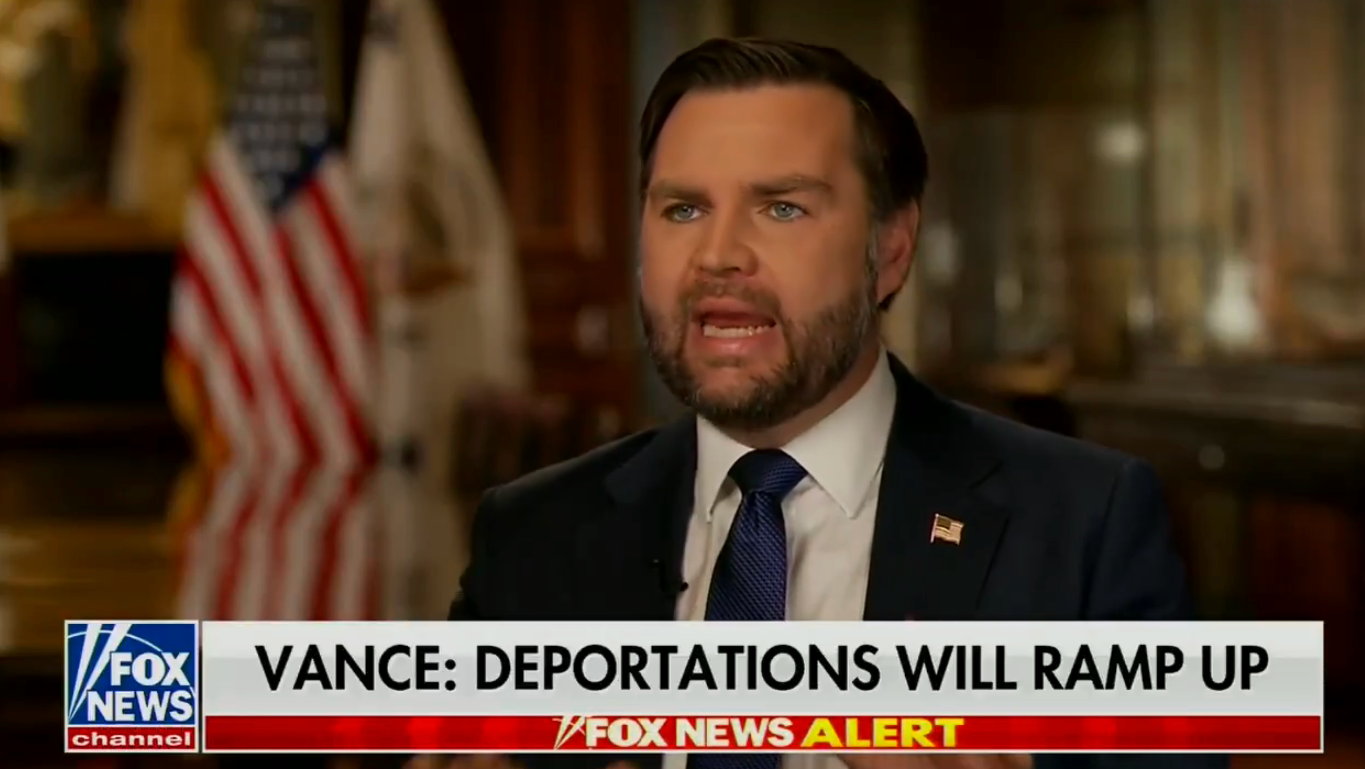 Mann i dress snakker på TV; overskriften nedenfor lyder: "Vance: Deportations Will Rampe Up," med Fox News-kanallogoen synlig
