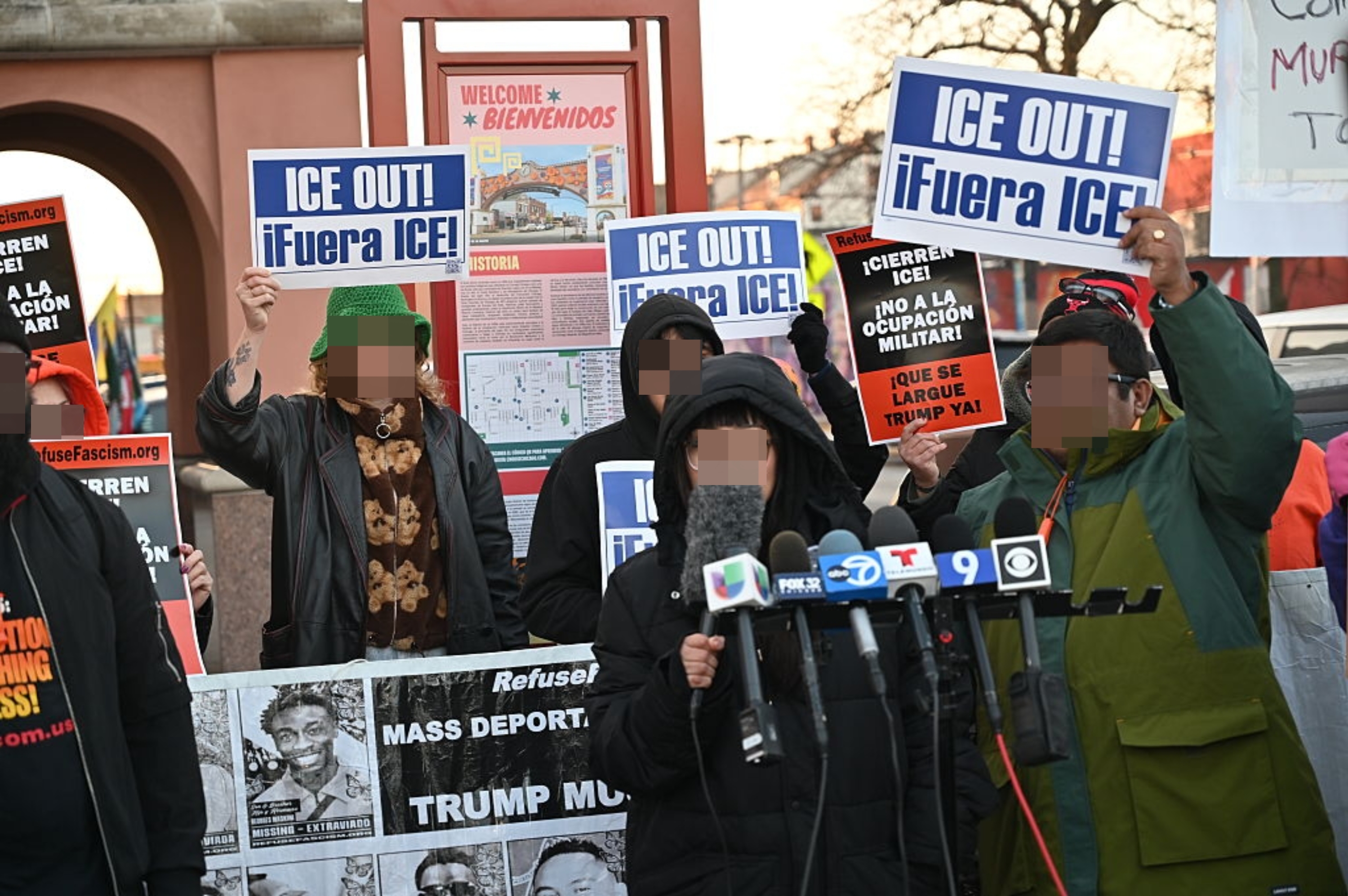 Folk i en protest som holder 