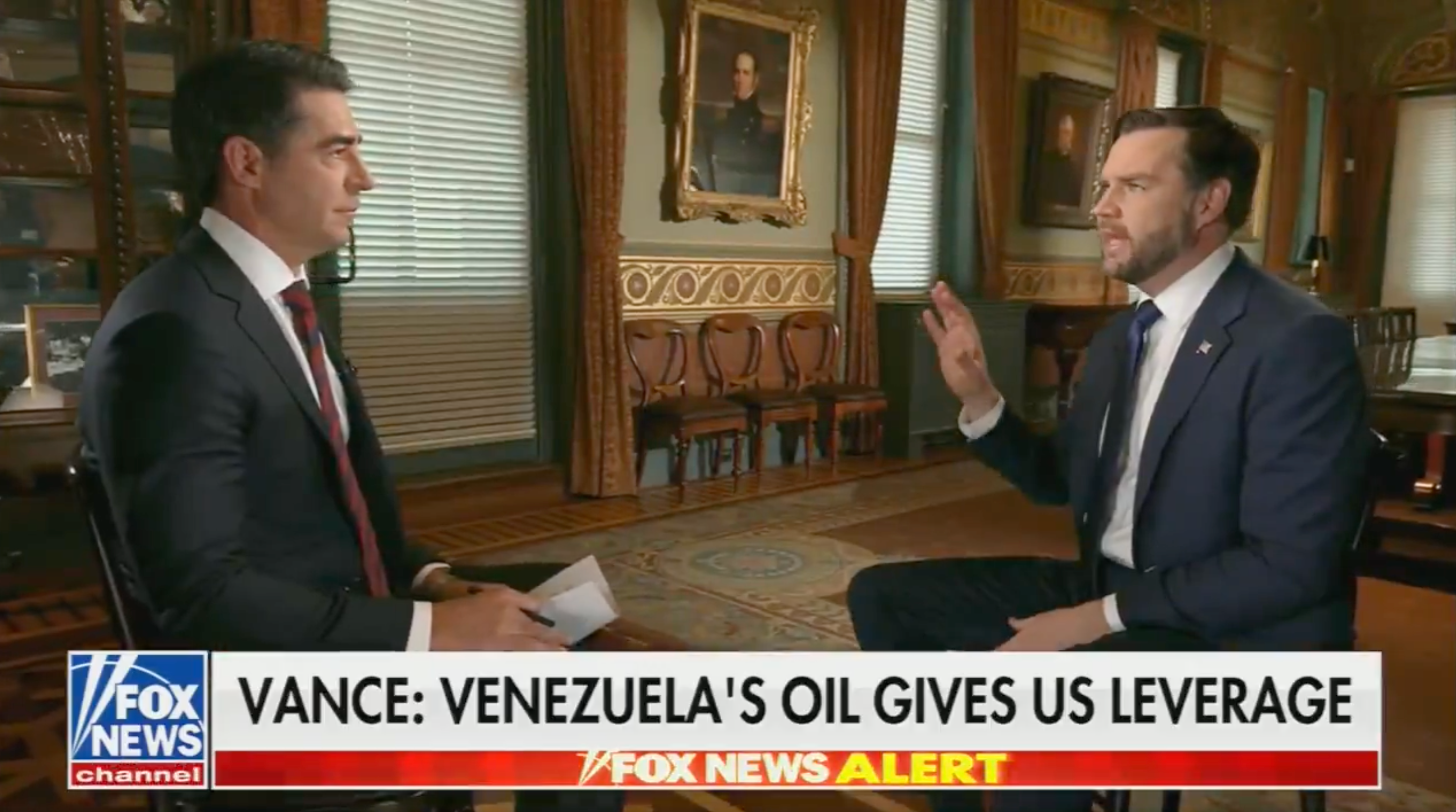 To menn i en formell intervjusetting; teksten på skjermen lyder "Vance: Venezuelas olje gir amerikansk innflytelse" på Fox News Channel