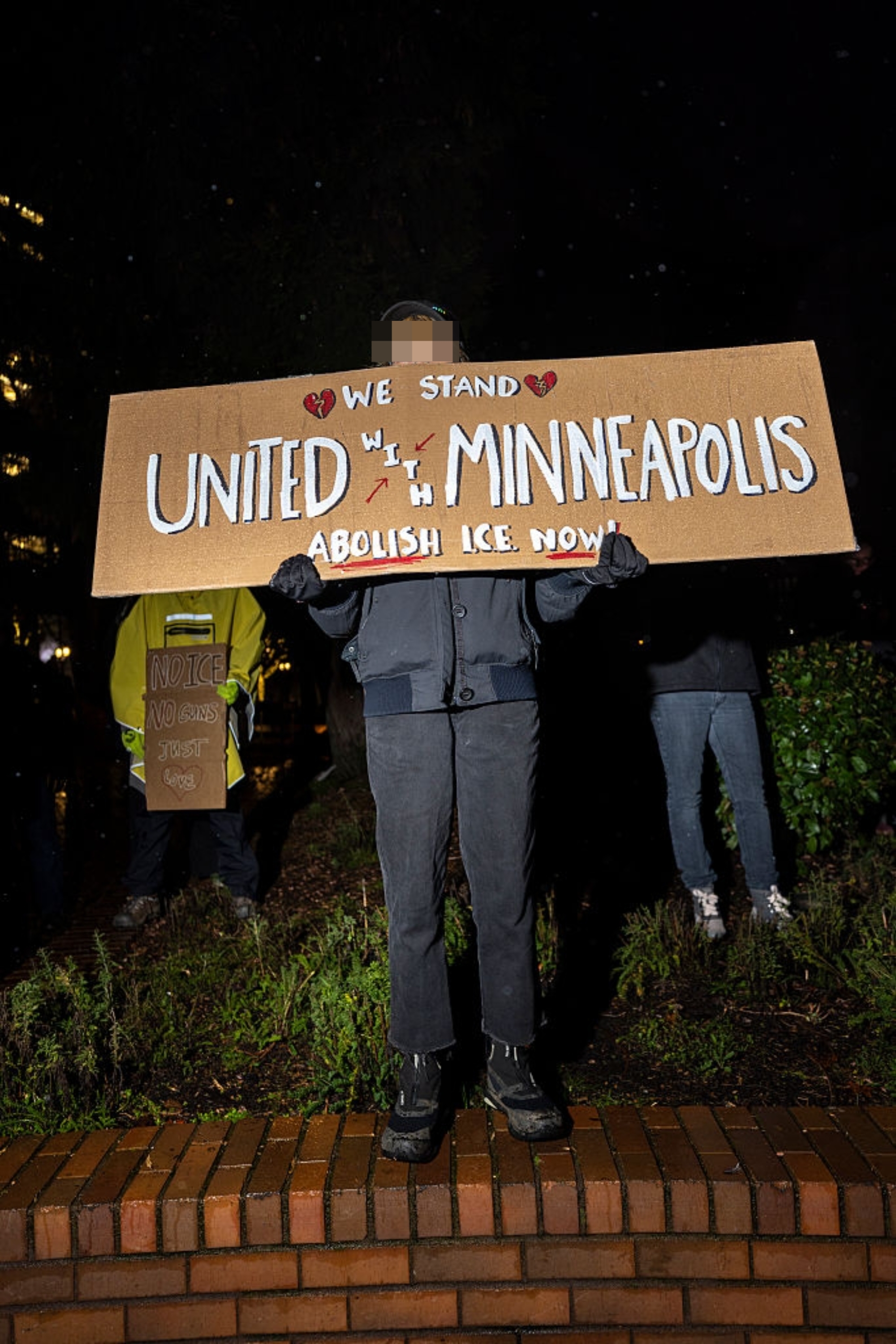 Demonstranten holder 