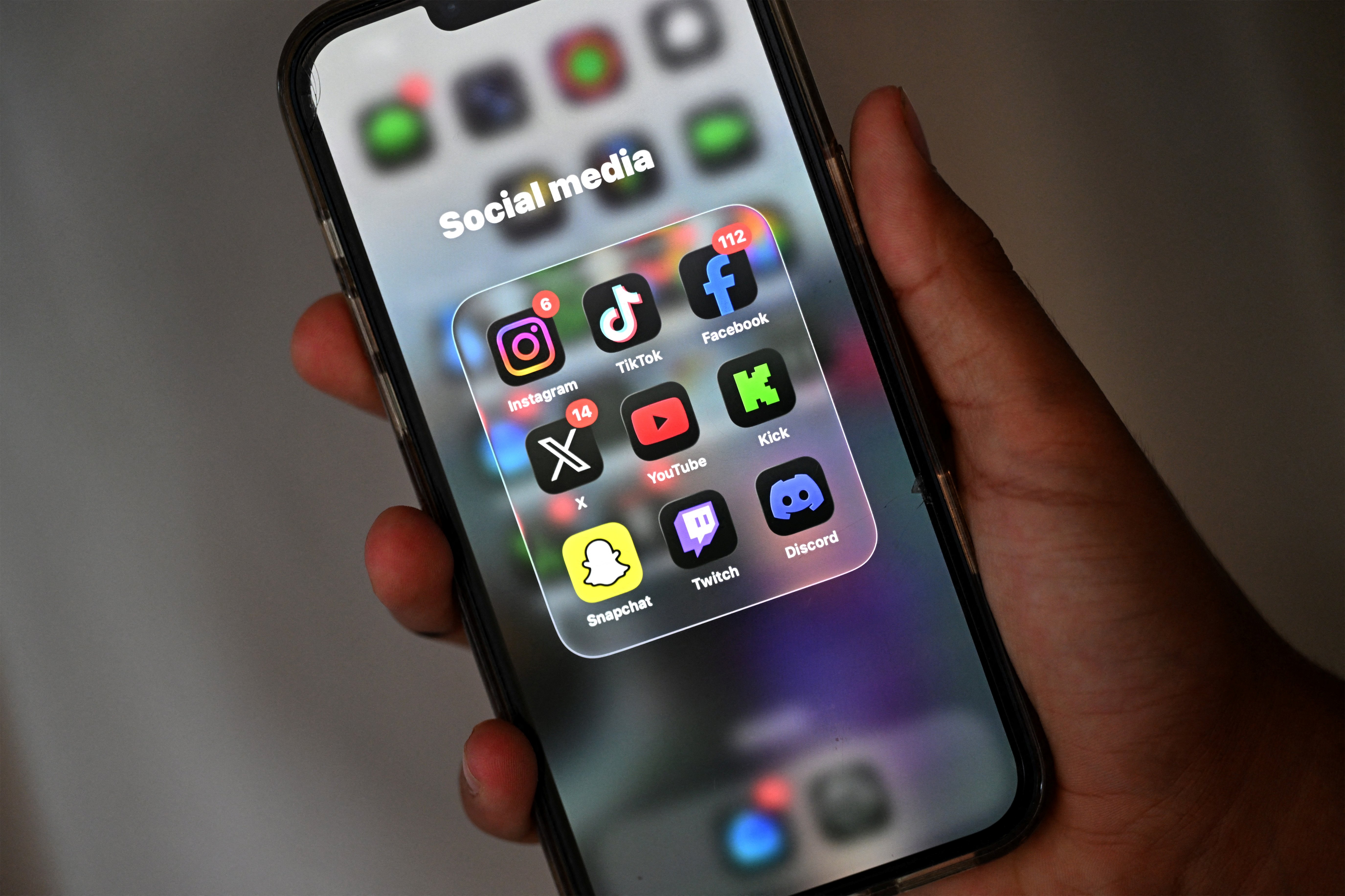 Hånd som holder en smarttelefon som viser et 