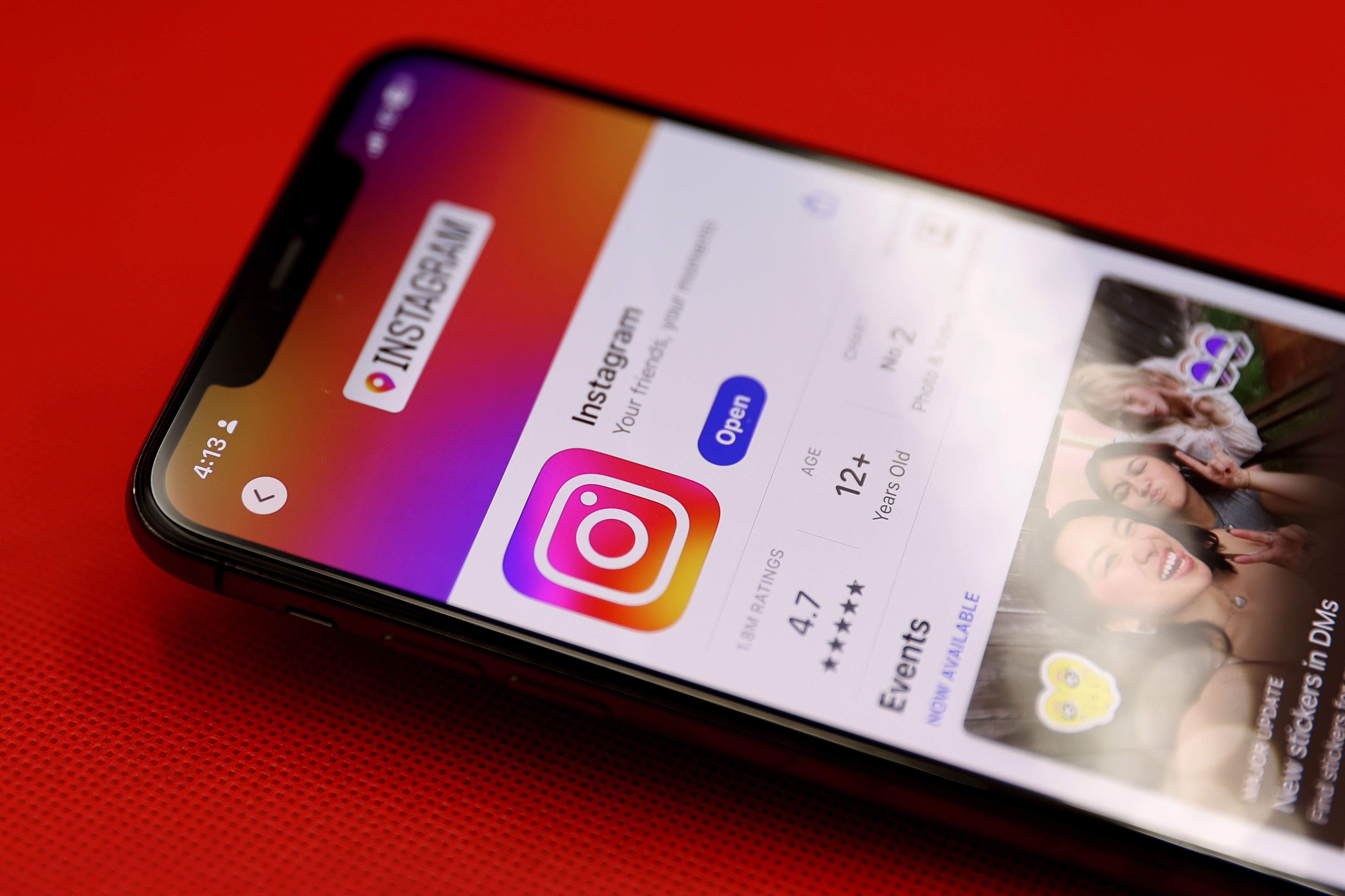 Smarttelefon som viser Instagram-appnedlastingsside med brukeranmeldelser og appvurdering på 4,7 stjerner