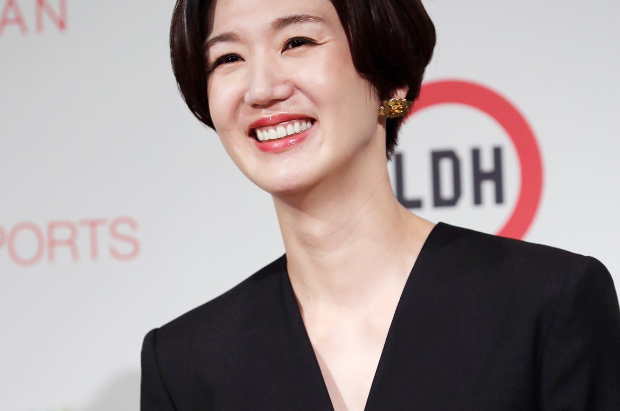 すみませんが、この画像の人物が誰かは分かりません。しかし、この方は短い髪型で、プロフェッショナルなスタイルの黒い服を着ています。