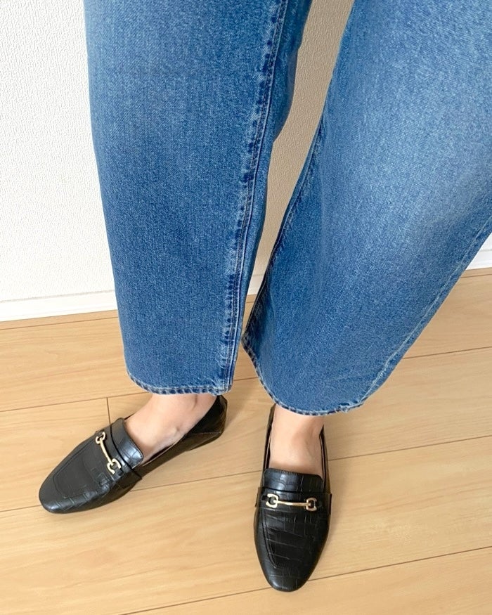 GUの「ストレートアンクルジーンズ（丈標準64.0～68.0cm）」足元のクローズアップ。