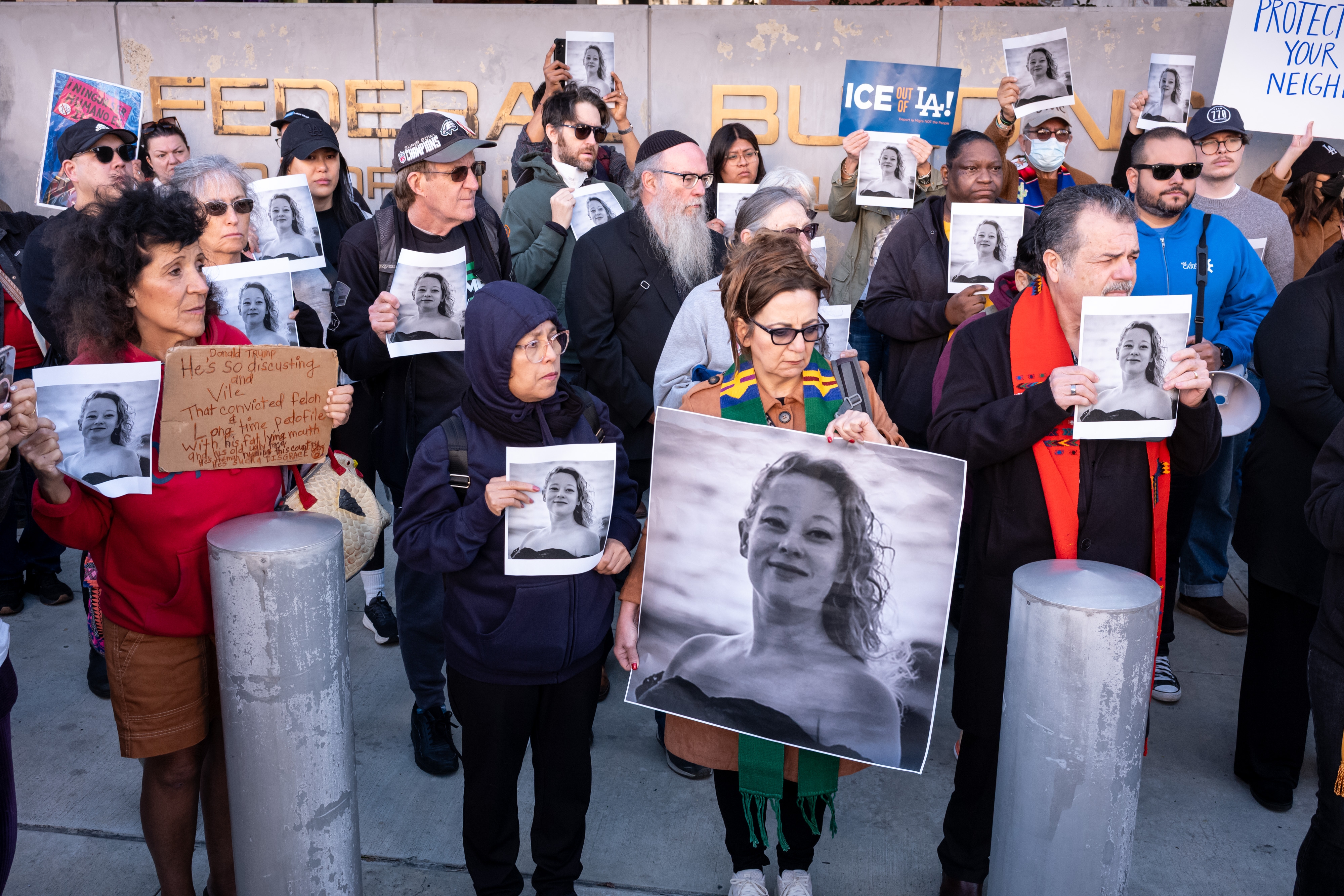 Folk samlet seg mens de holdt bilder under en protest utenfor en føderal bygning, og talte for rettferdighet og menneskerettigheter