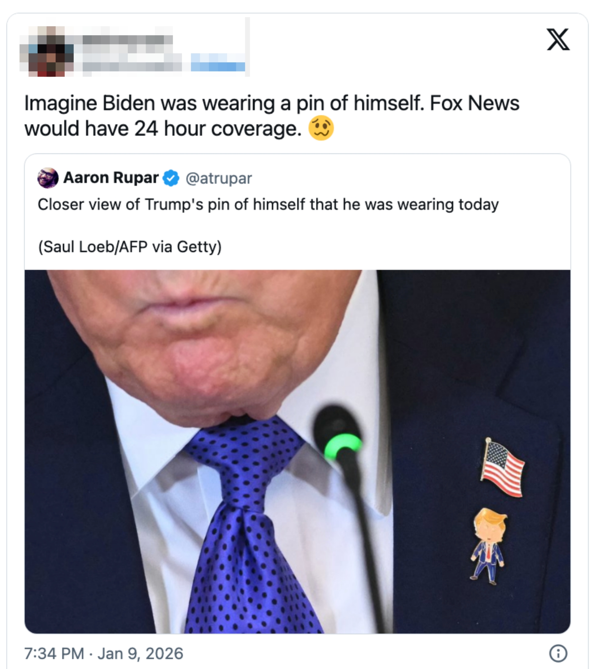 Tweet som fleiper om en politiker som bærer en nål av seg selv, og sammenligner reaksjoner hvis Biden gjorde det. Inkluderer et bilde som viser pinnen