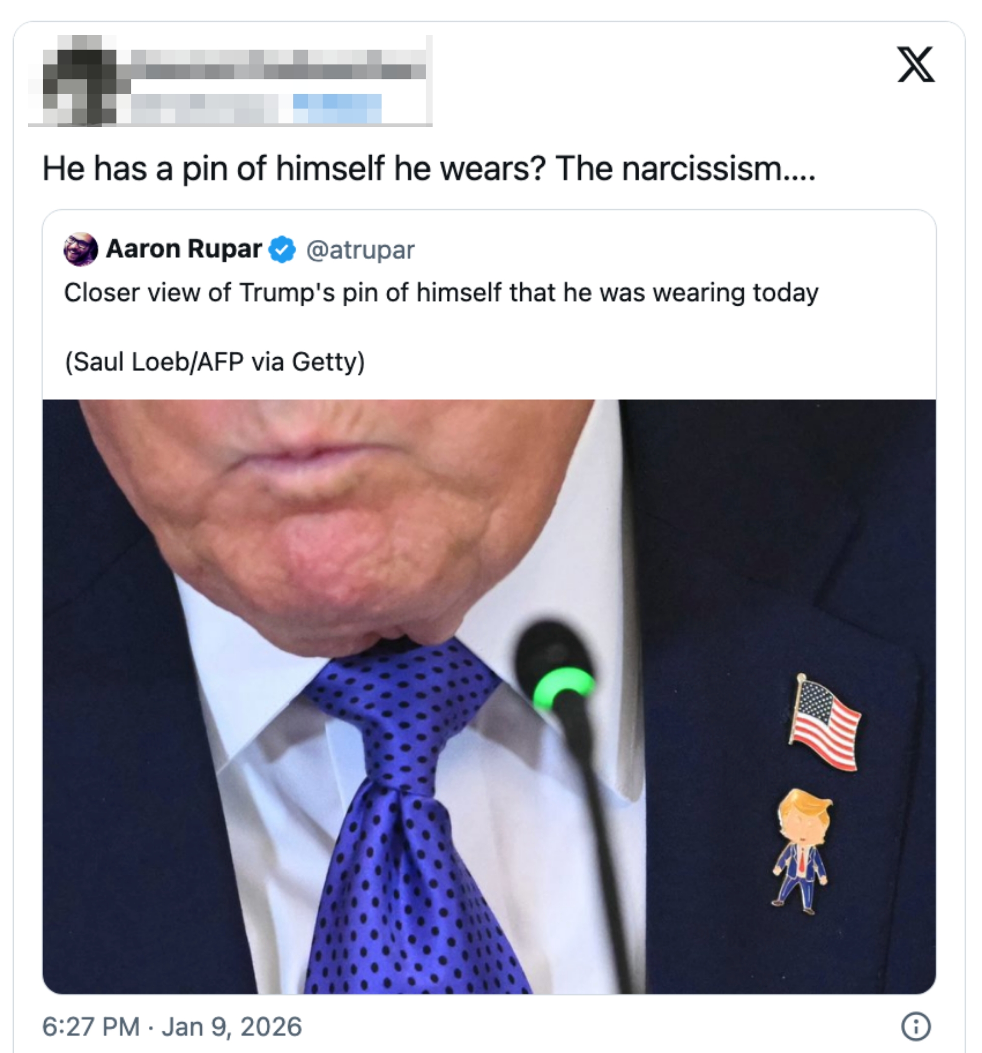 Tweet om en person som har på seg en nål av seg selv, og viser et nærbilde av nålen på en dress