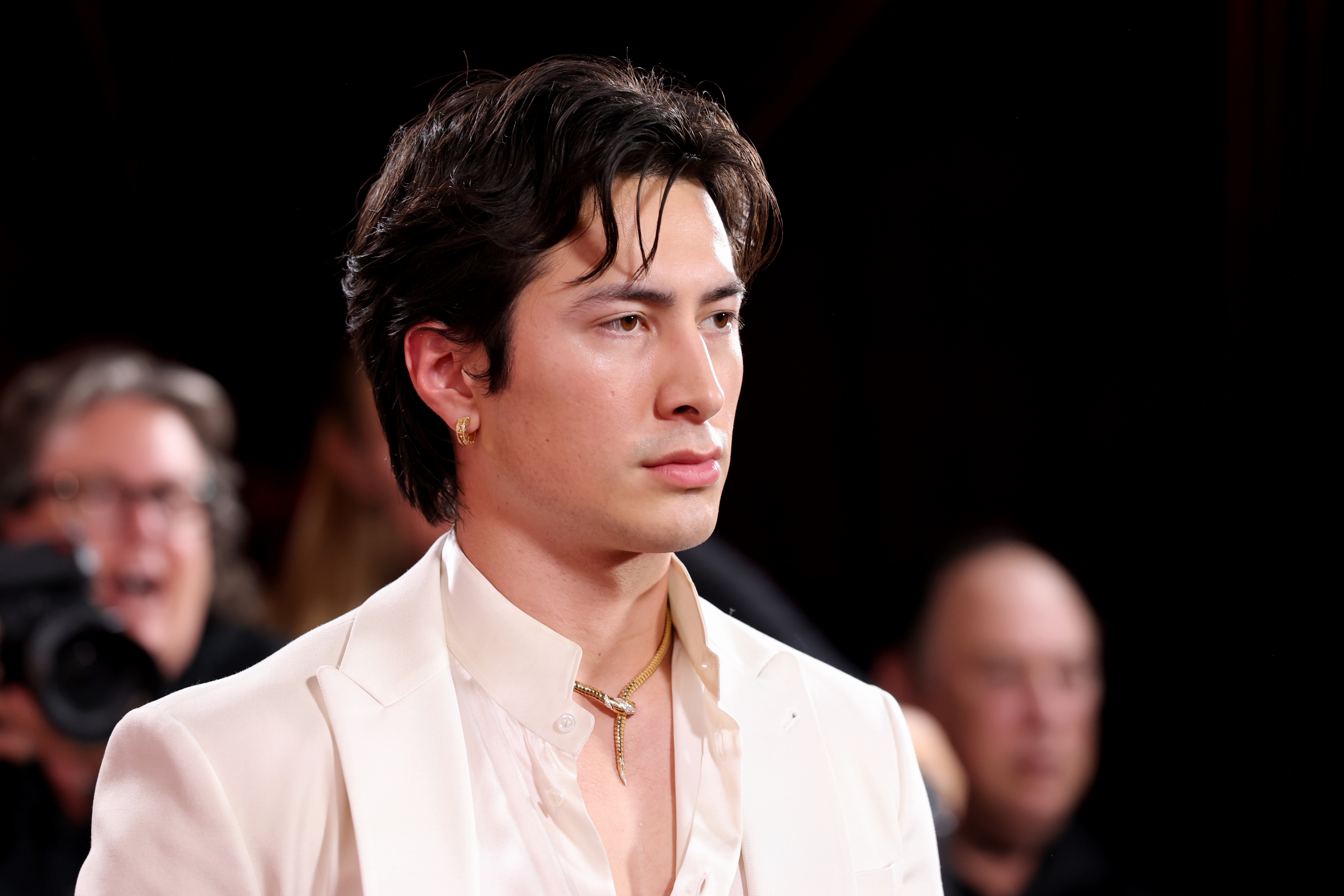 Person i dress med halskjede på en formell begivenhet på rød løper