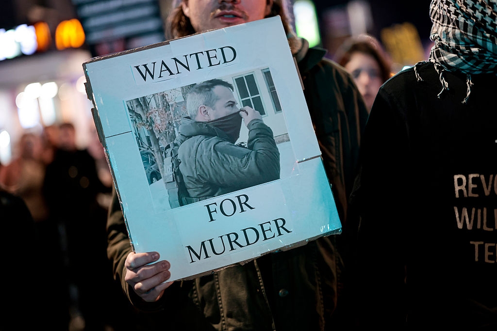 Person som holder et skilt med et bilde merket 