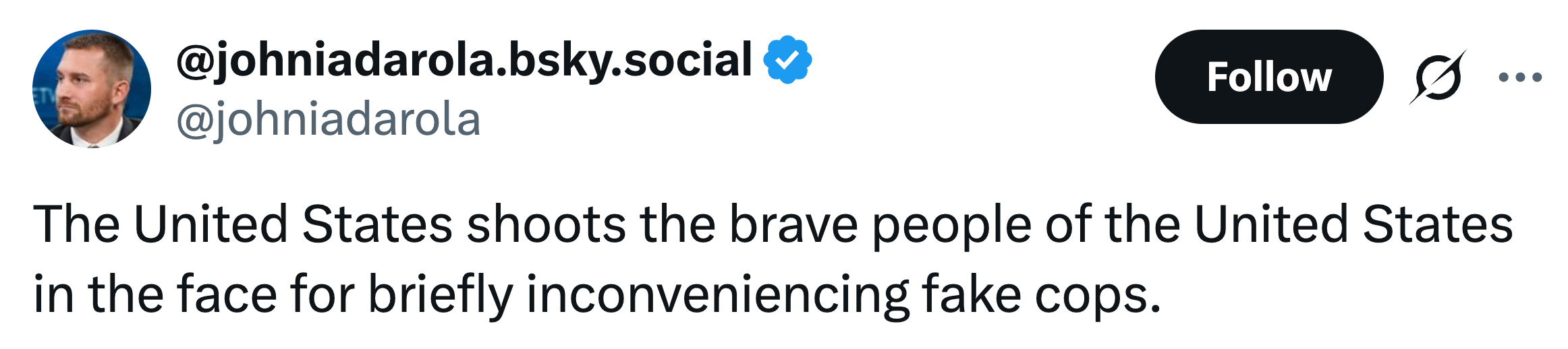 Innlegg på sosiale medier av en bruker som uttrykker kritikk av politiets handlinger i USA, som involverer skade på borgere