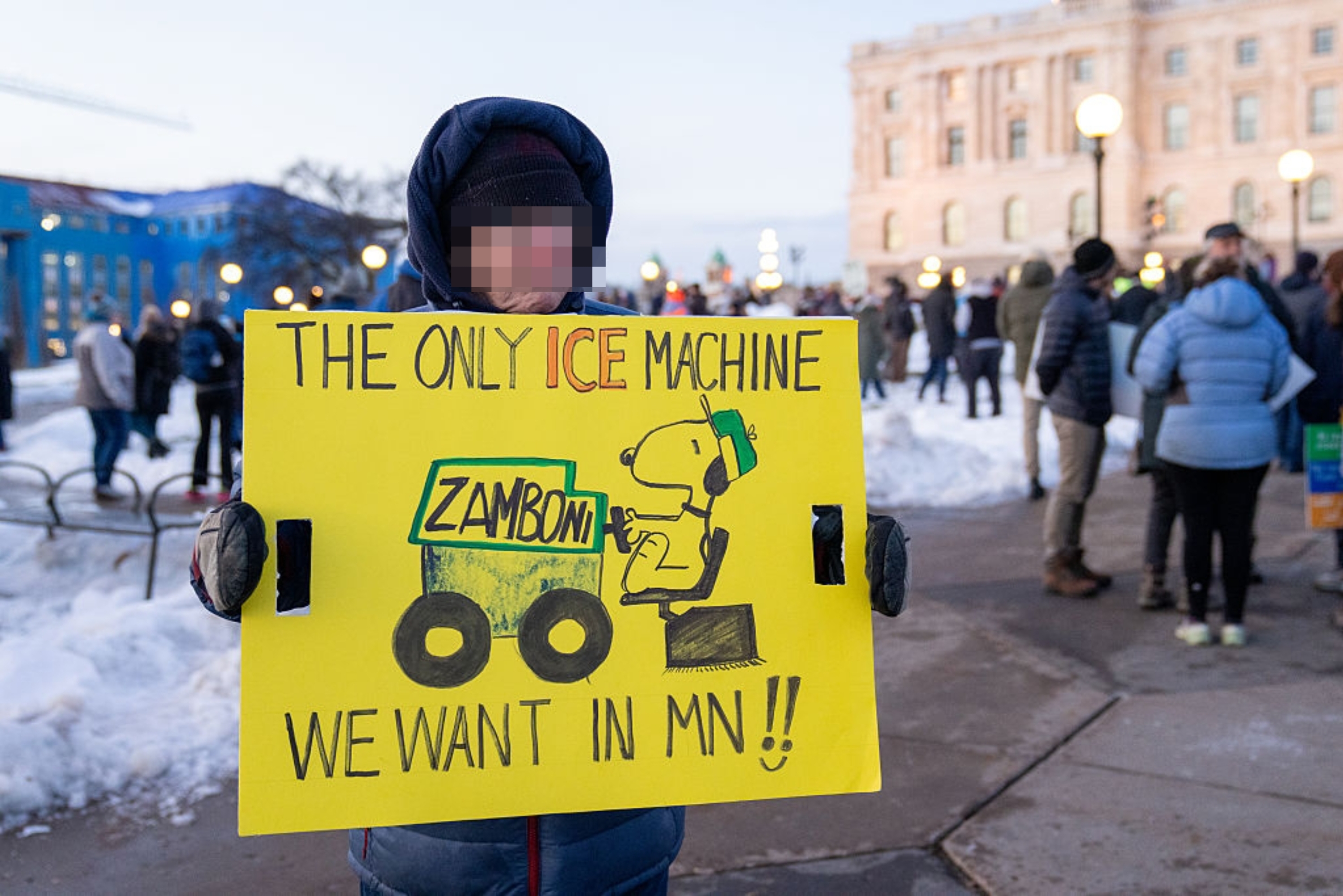 Person som holder et skilt der det står: 