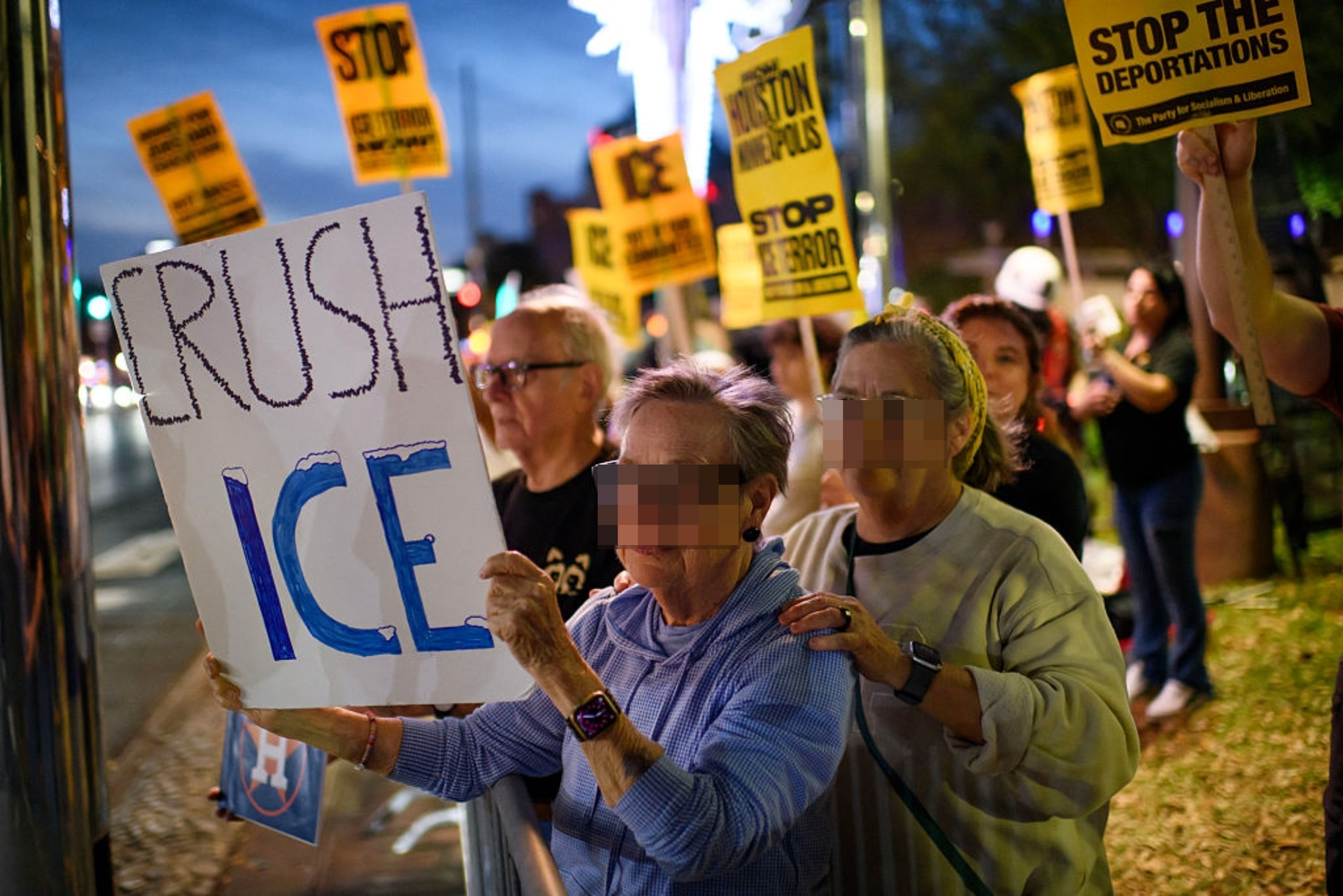 Demonstranter holder skilt, inkludert ett med teksten 