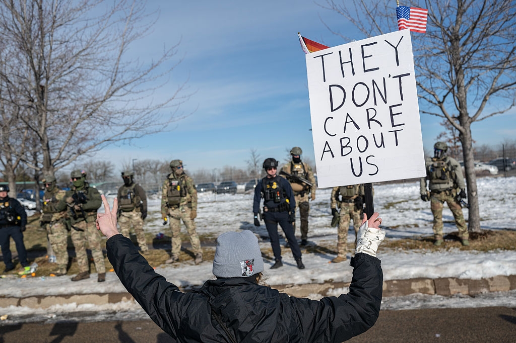 Person som holder et protestskilt med teksten 
