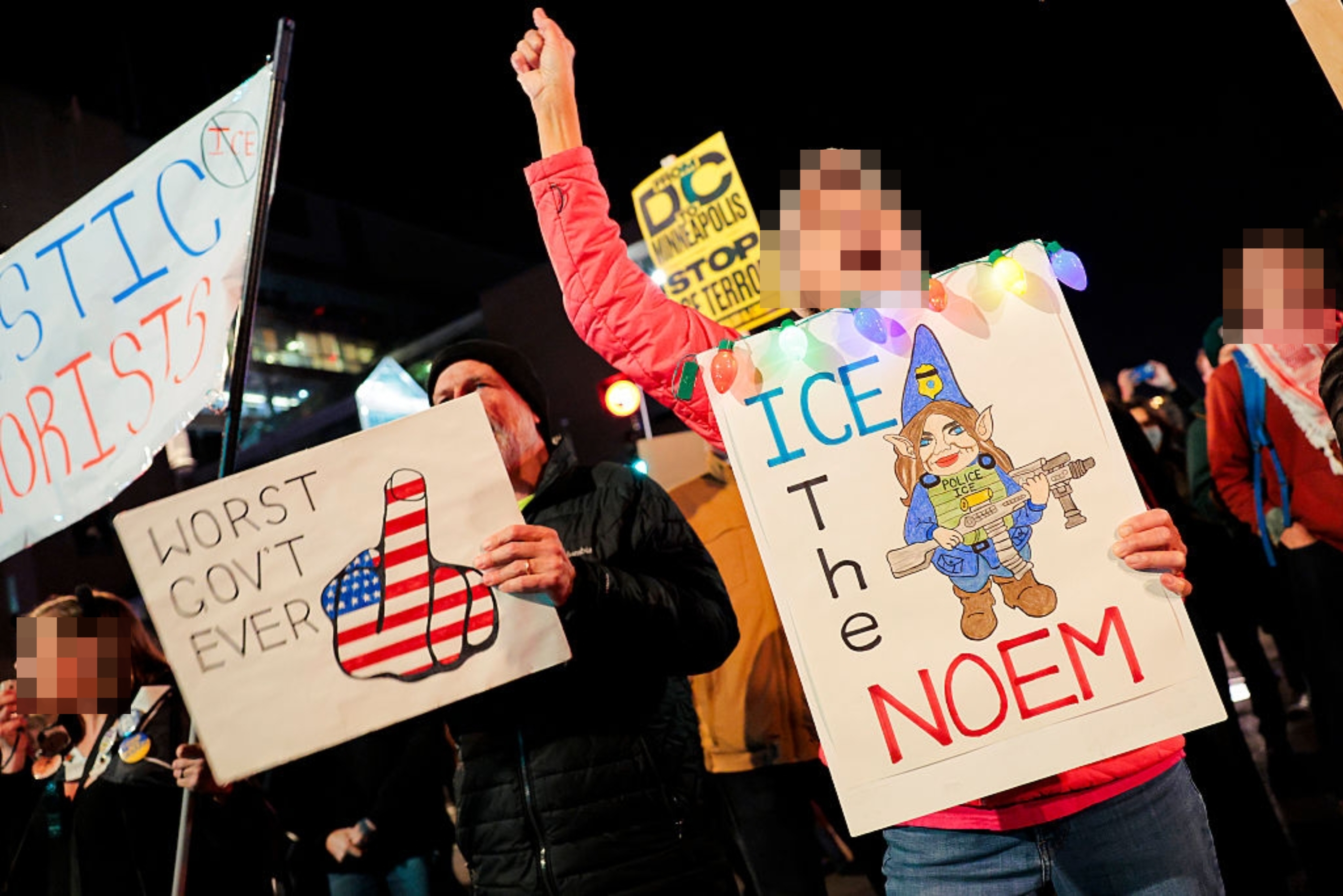 Demonstranter holder skilt, inkludert 