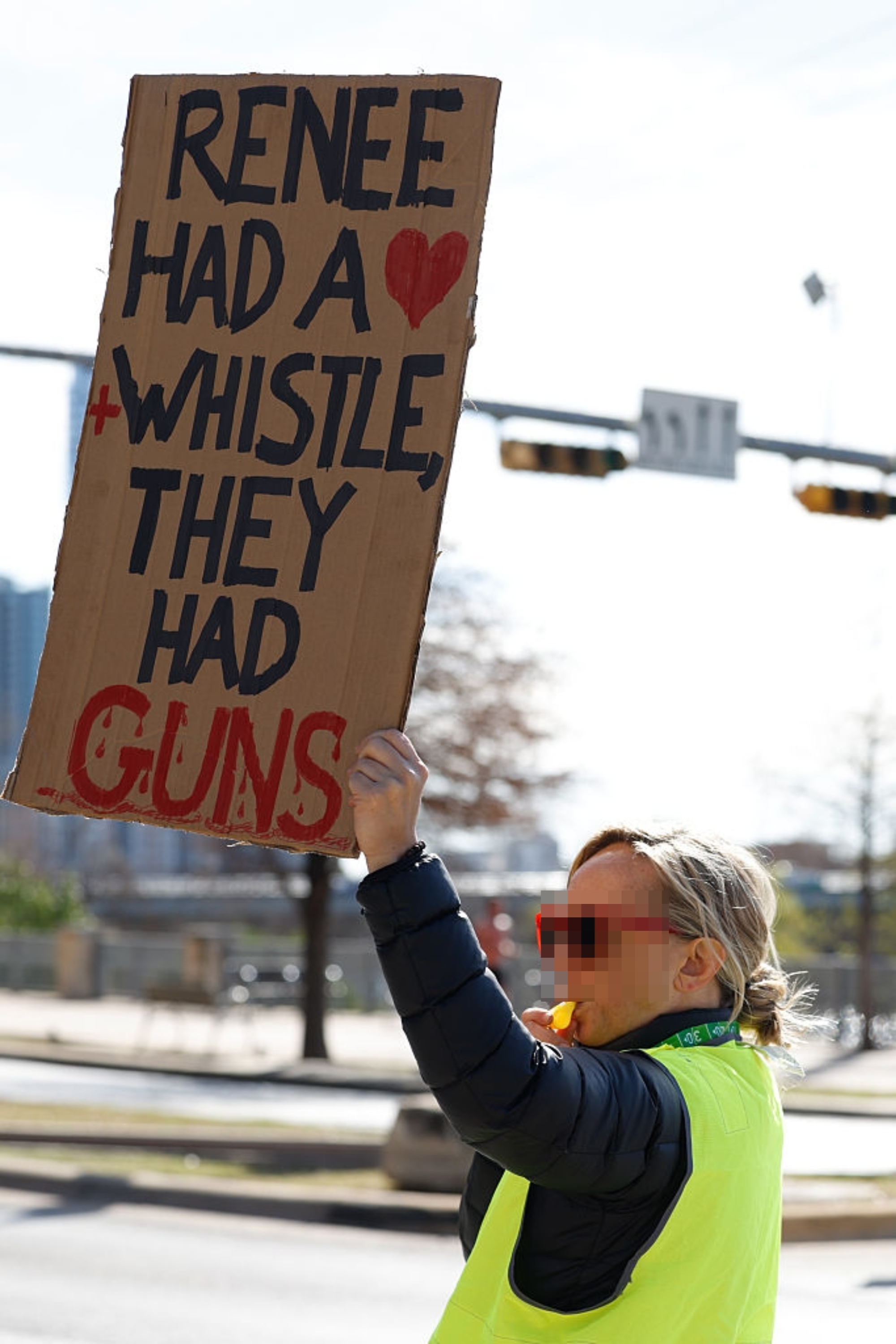 Person som holder et skilt som sier 