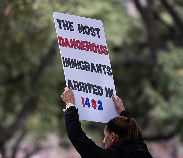 Person som holder et protestskilt der det står 