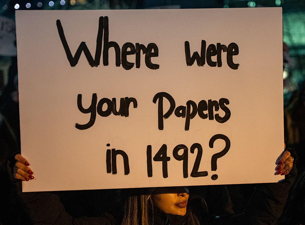 Person som holder et protestskilt med teksten 