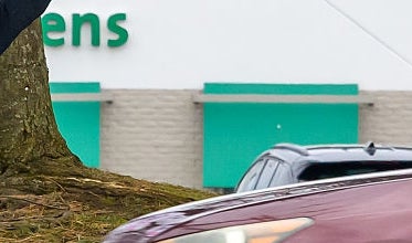 Person som holder et skilt der det står 