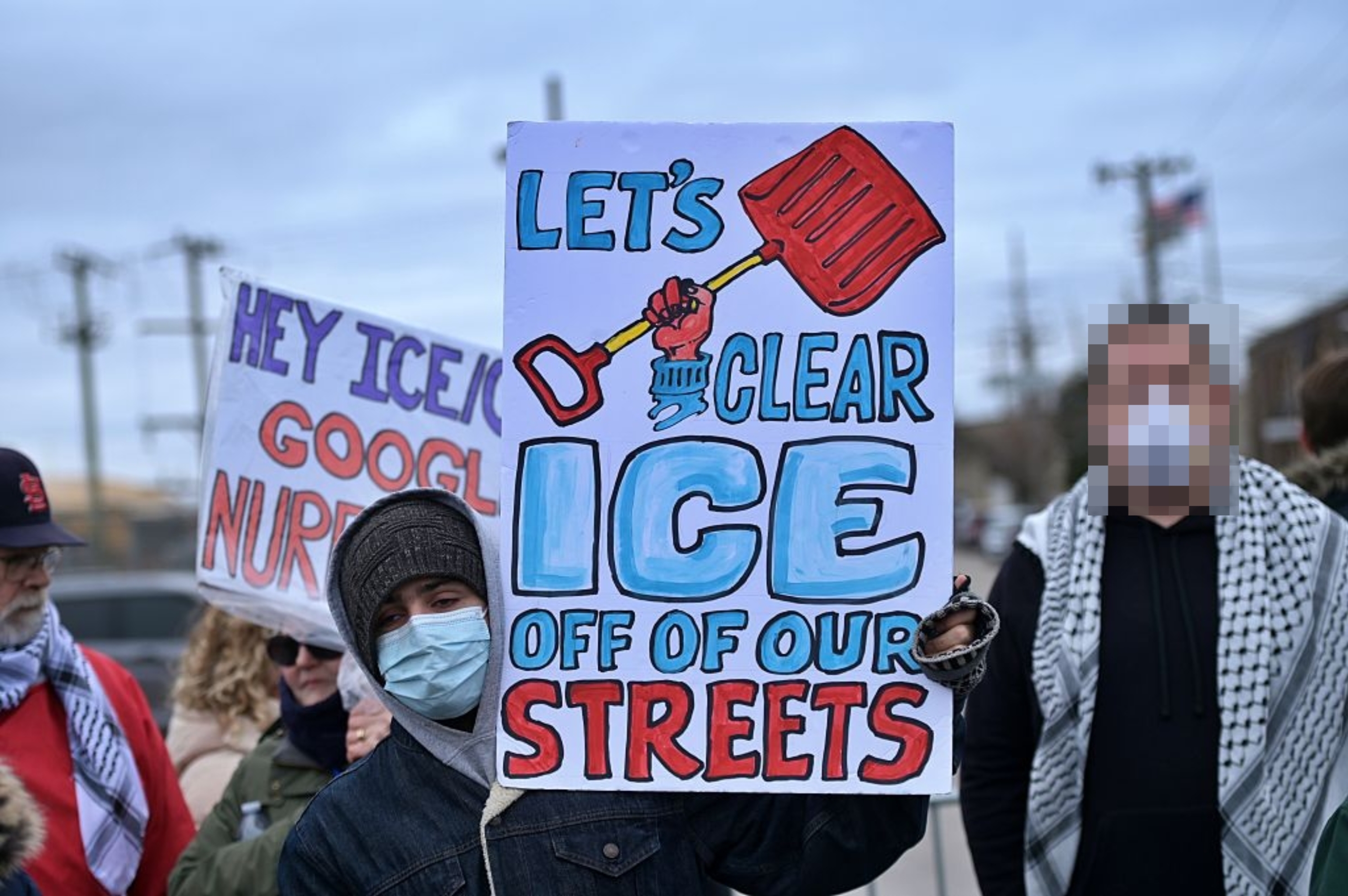 Demonstranter holder skilt, inkludert et som leser «La oss fjerne isen fra gatene våre»," forsvarer mot håndheving av innvandring