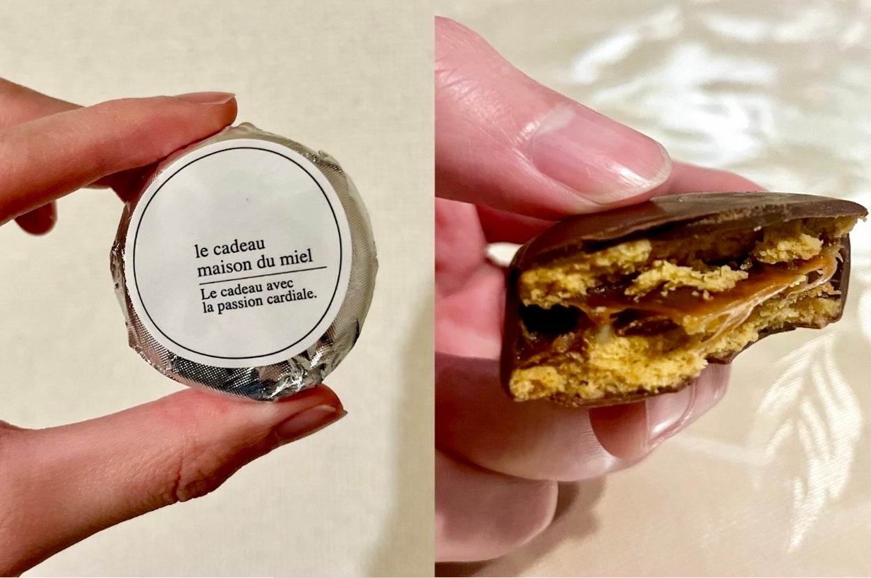 左側: フランス語で「le cadeau maison du miel」と書かれた丸い包装紙。右側: キャラメルの入ったクッキー。