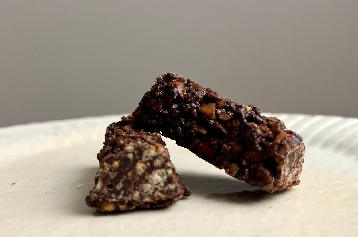 ナッツとチョコレートが詰まったトリュフ風のお菓子が皿の上に置かれている。