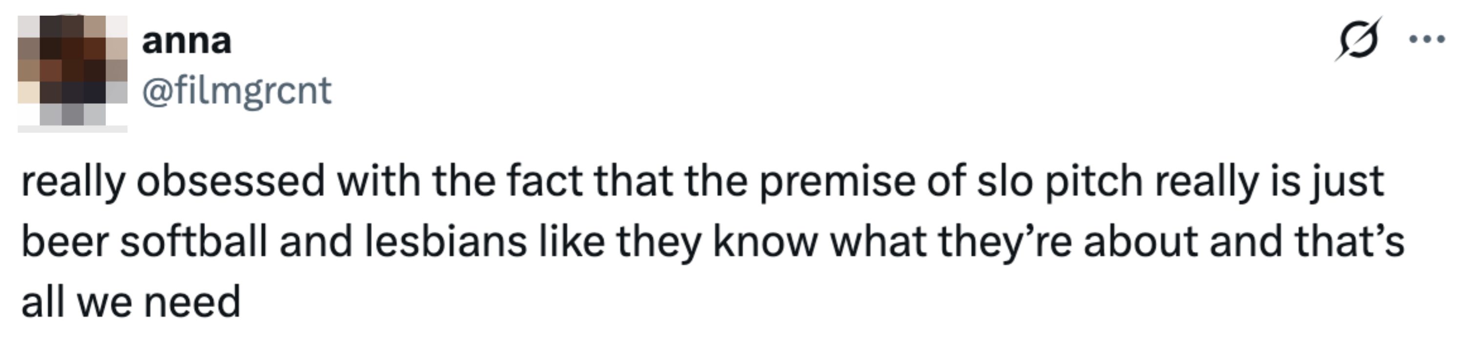 Tweet av brukeren "anna" uttrykker beundring for "Slo Pitch," fremhever sitt fokus på ølsoftball og lesbiske