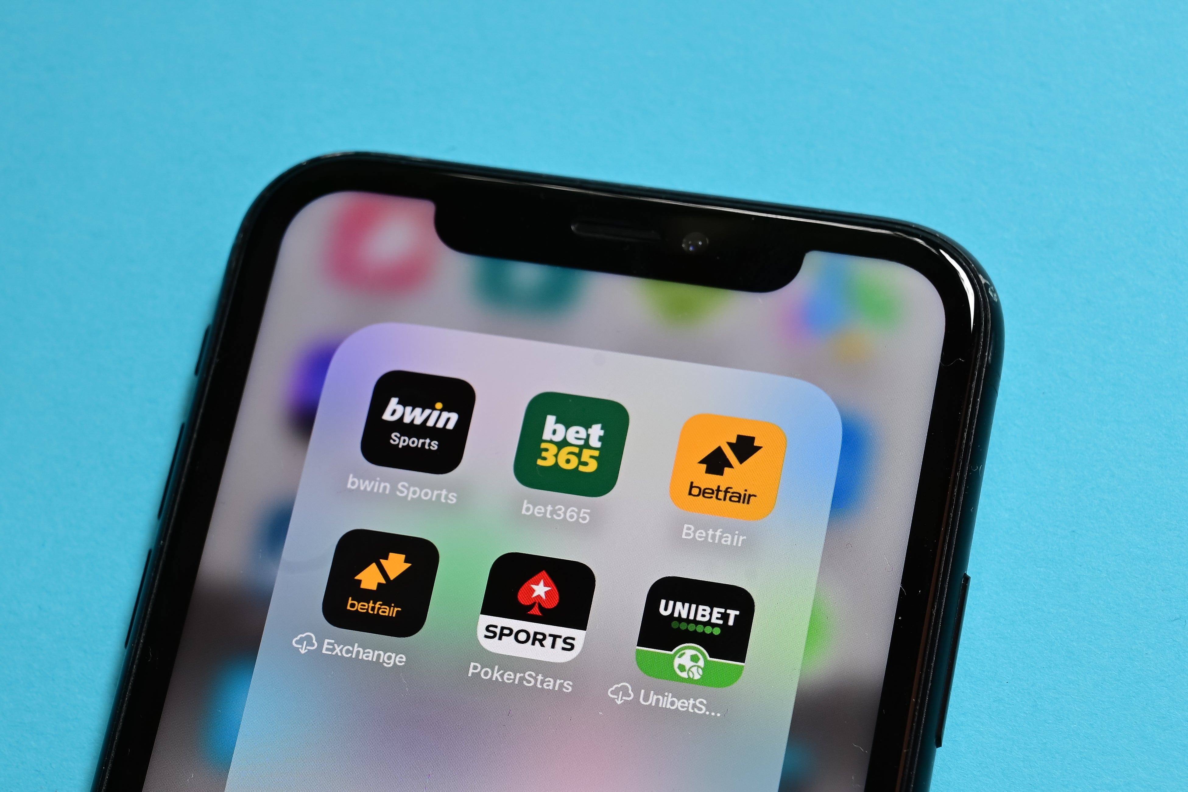 Smarttelefonskjerm som viser appikoner for sportsbetting, inkludert Bet365, Betfair og PokerStars