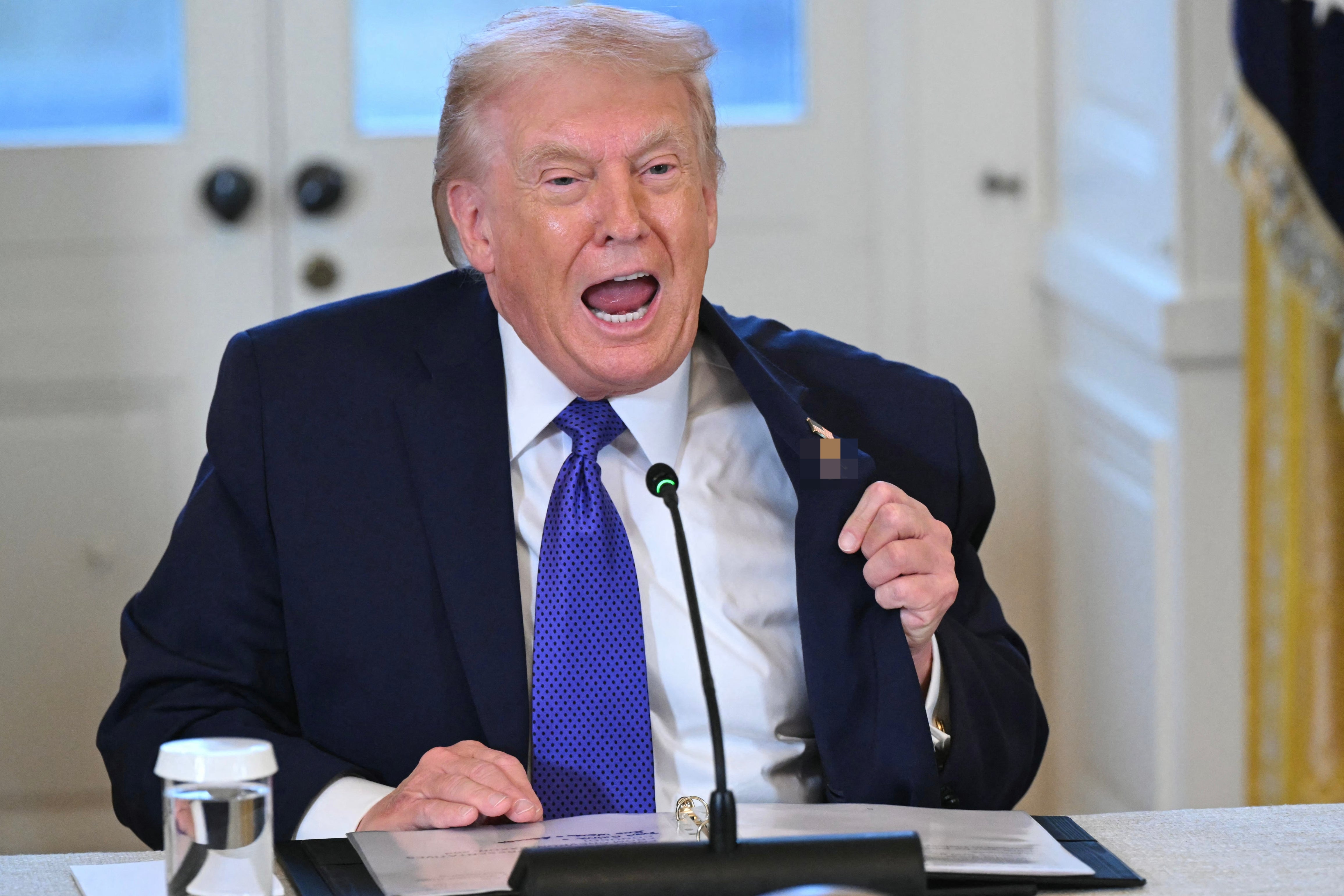 自己愛がすごい」トランプ氏の胸元に、まさかの“ピンバッジ”→注目