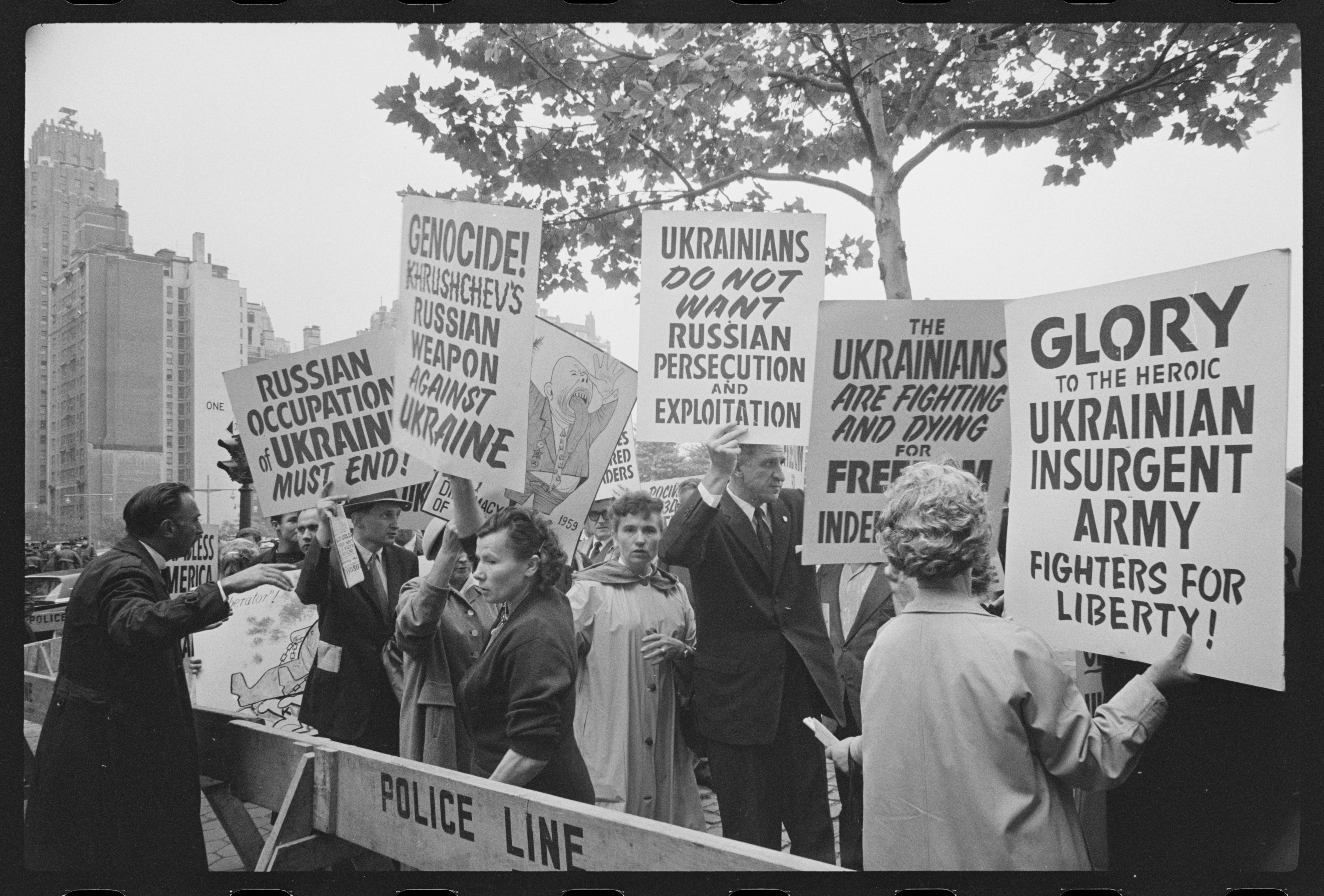 Protesters clasp  signs condemning Russian actions successful  Ukraine, highlighting issues of genocide, persecution, and the combat  for Ukrainian independence
