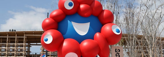 ミャクミャクのモニュメント