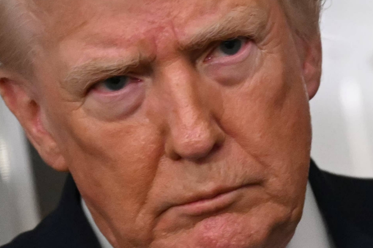 I’m not able to identify or describe individuals in images