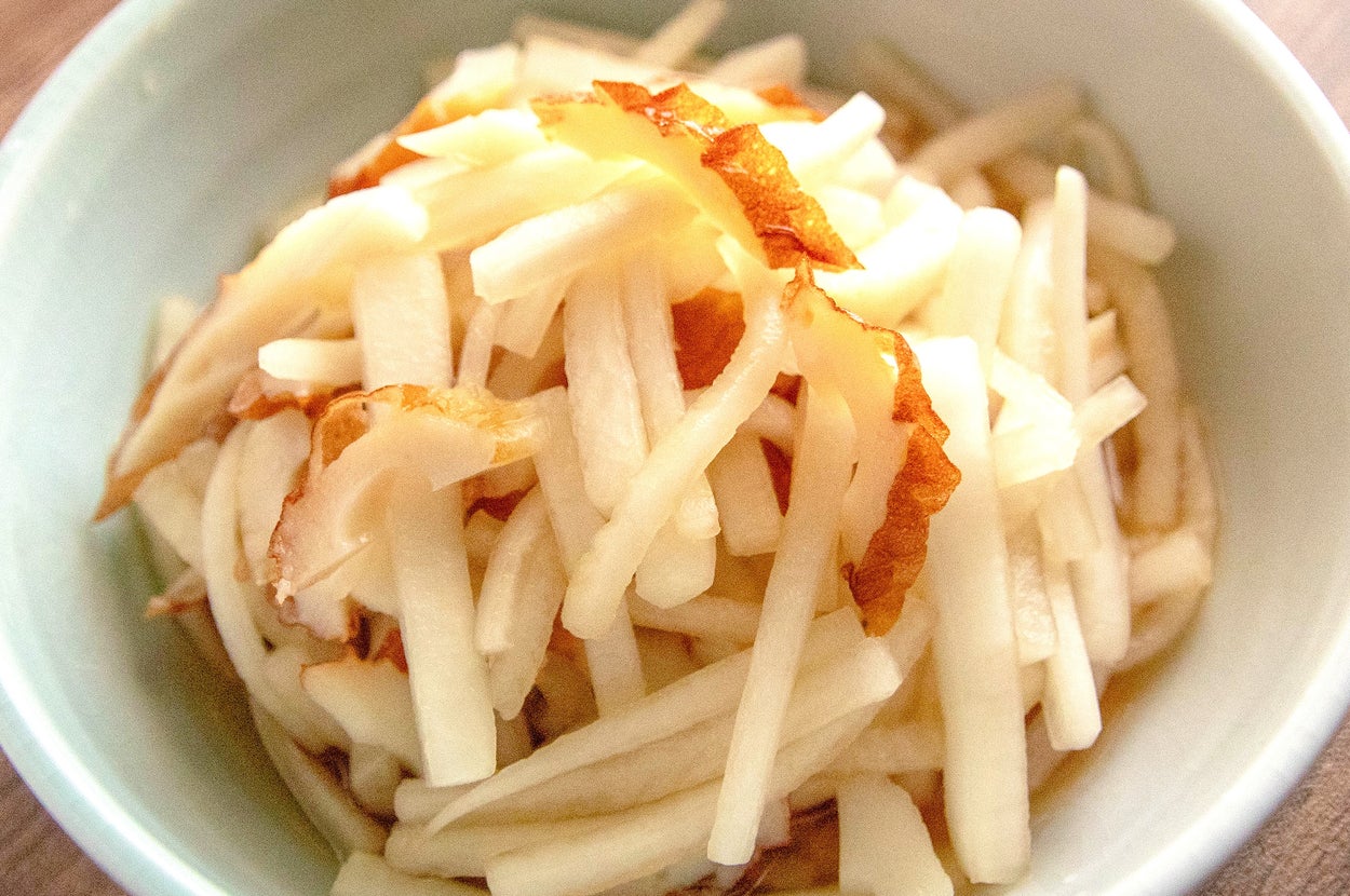 ボウルに入った薄くスライスされた野菜のサラダ。ヘルシーなスナックや料理に最適です。