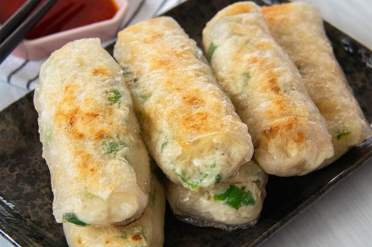 皿に盛られたライスペーパーで作る豆腐ギョーザが6本。