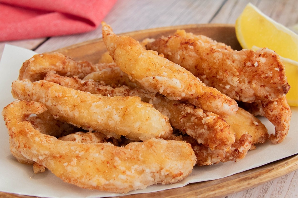 お皿に盛られた鶏むね肉のスティック唐揚げとレモンのスライス。