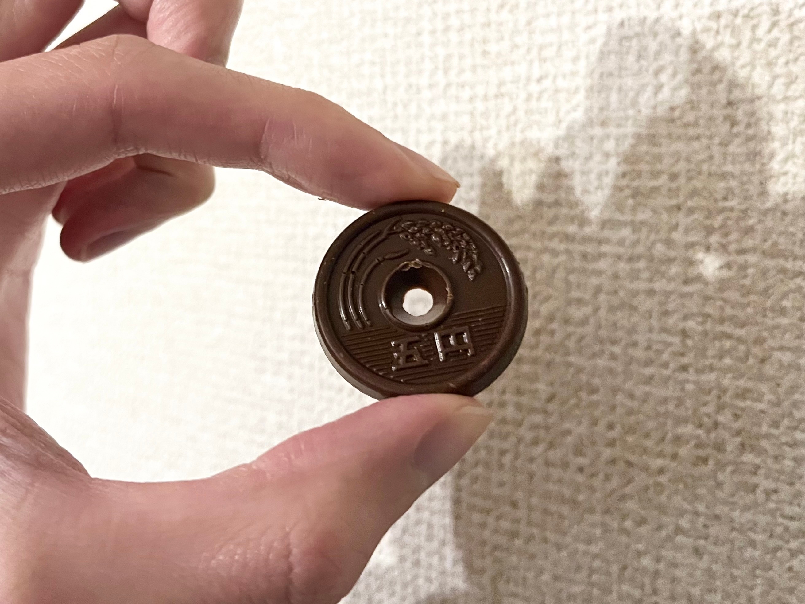 お手頃なノスタルジー】懐かしの5円チョコ、予想以上に心に刺さる件。久しぶりに食べてみたら...