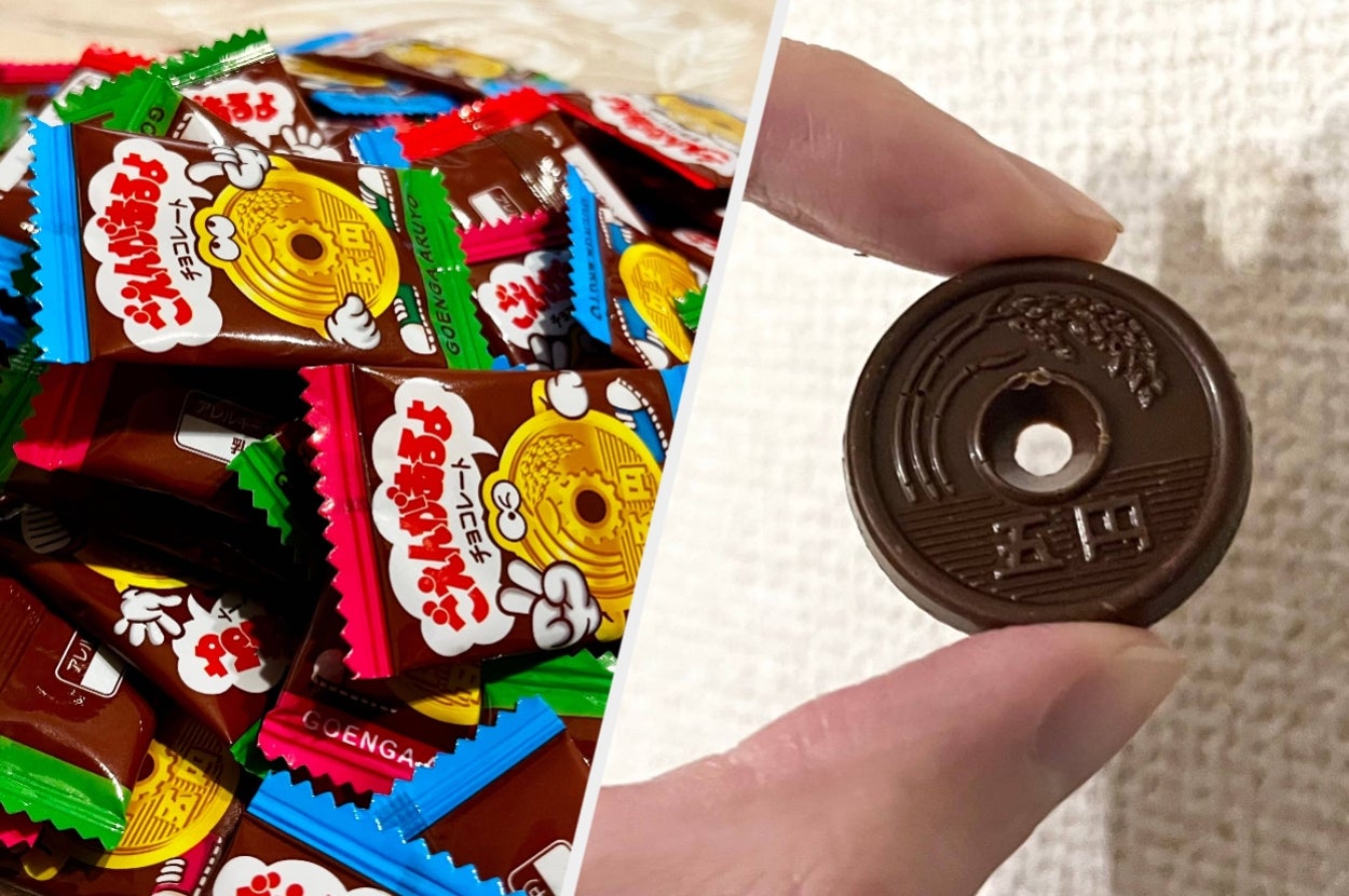 たくさんのチョコレートパッケージと手に持たれたコイン型チョコレート。